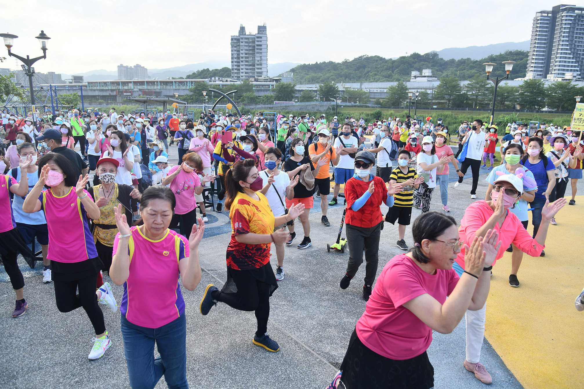 活動現場有帶動跳、健康操等餘興節目