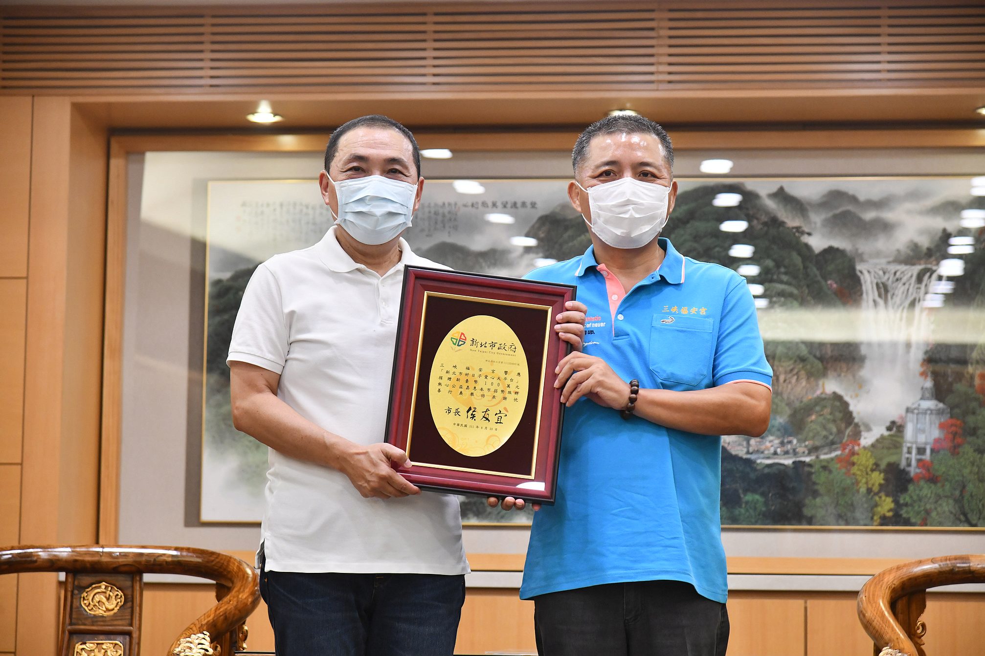 福安宮主委黃宗祥代表捐出百萬支票，市長侯友宜回贈感謝狀。