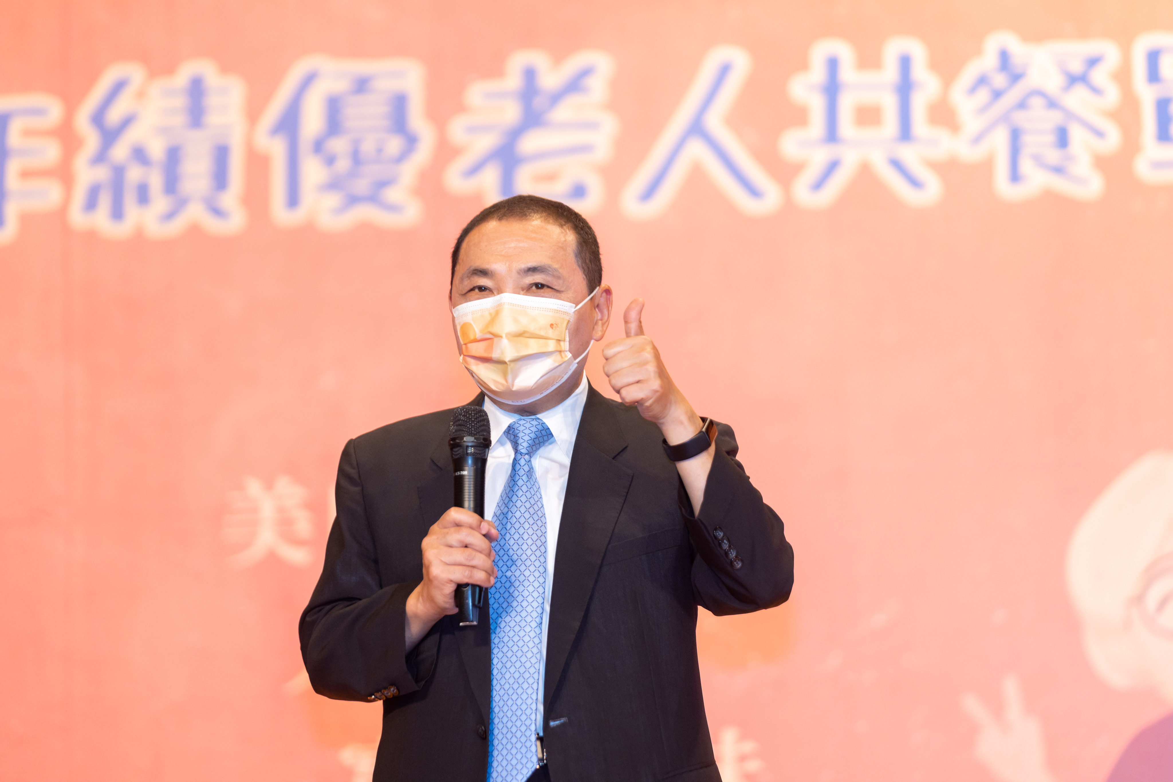 侯友宜市長感謝志工團體、社區發展協會等民間夥伴無私的犧牲奉獻，陪伴長者開心生活