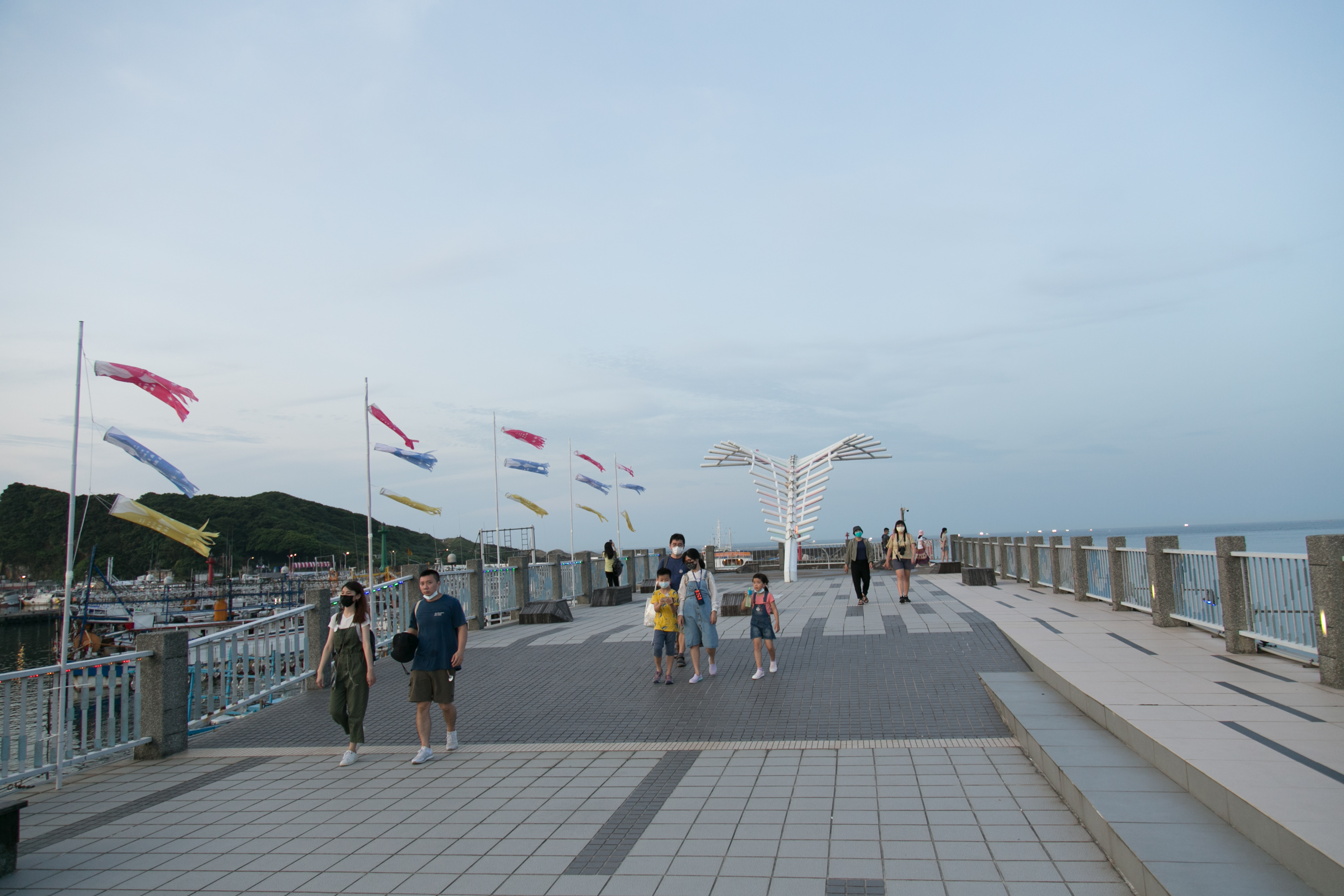 海天步道盡頭設置魚骨意象的裝置藝術，吸引遊客前往拍照