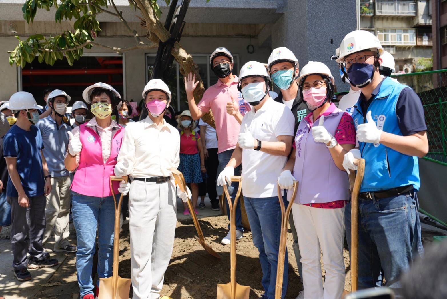 市長與劉理事長一同種下同心樹