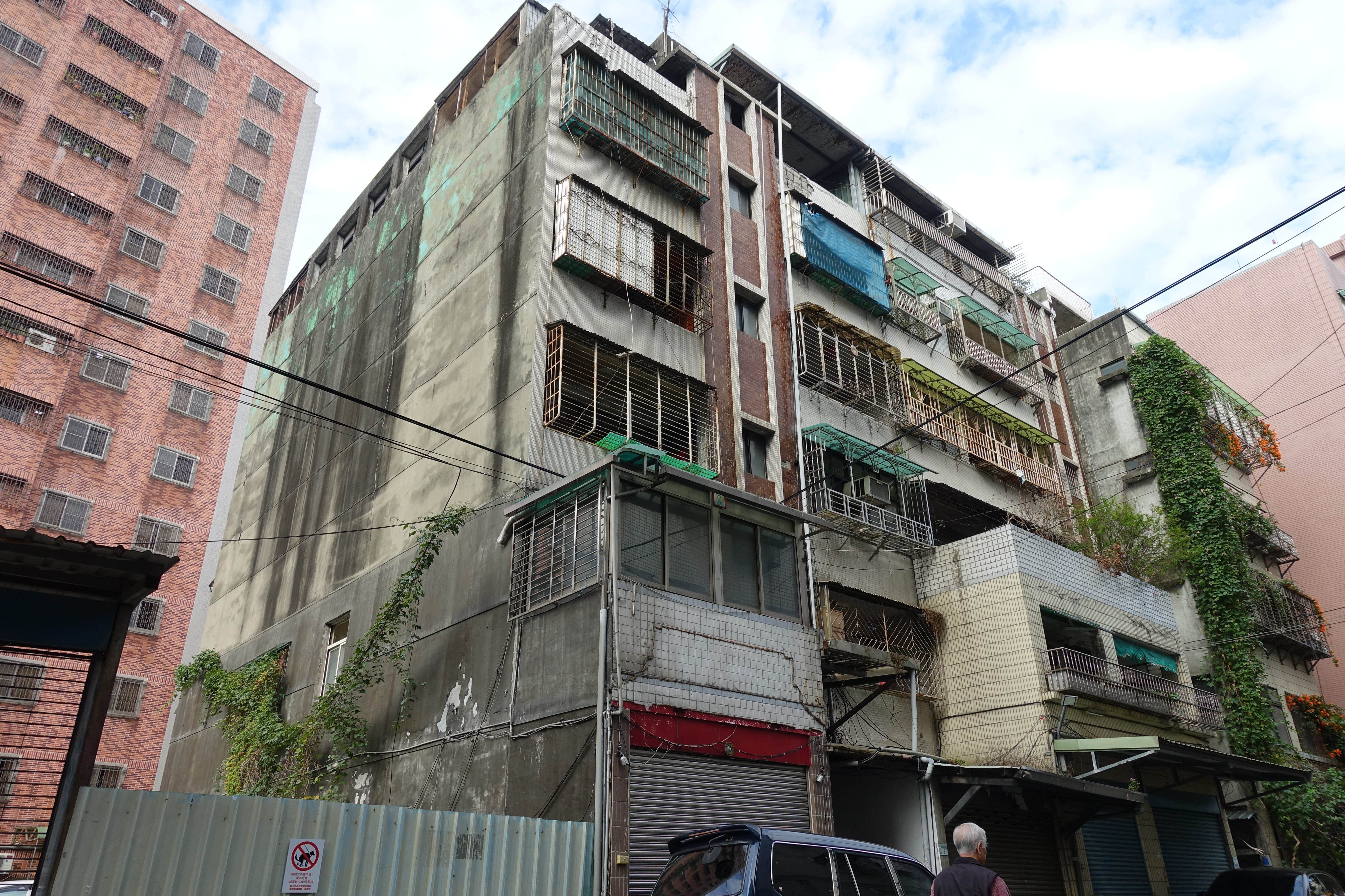 重建前為三棟五層樓公寓
