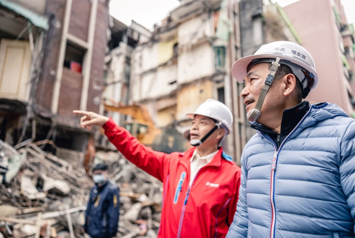 侯友宜市長訪視拆除現場
