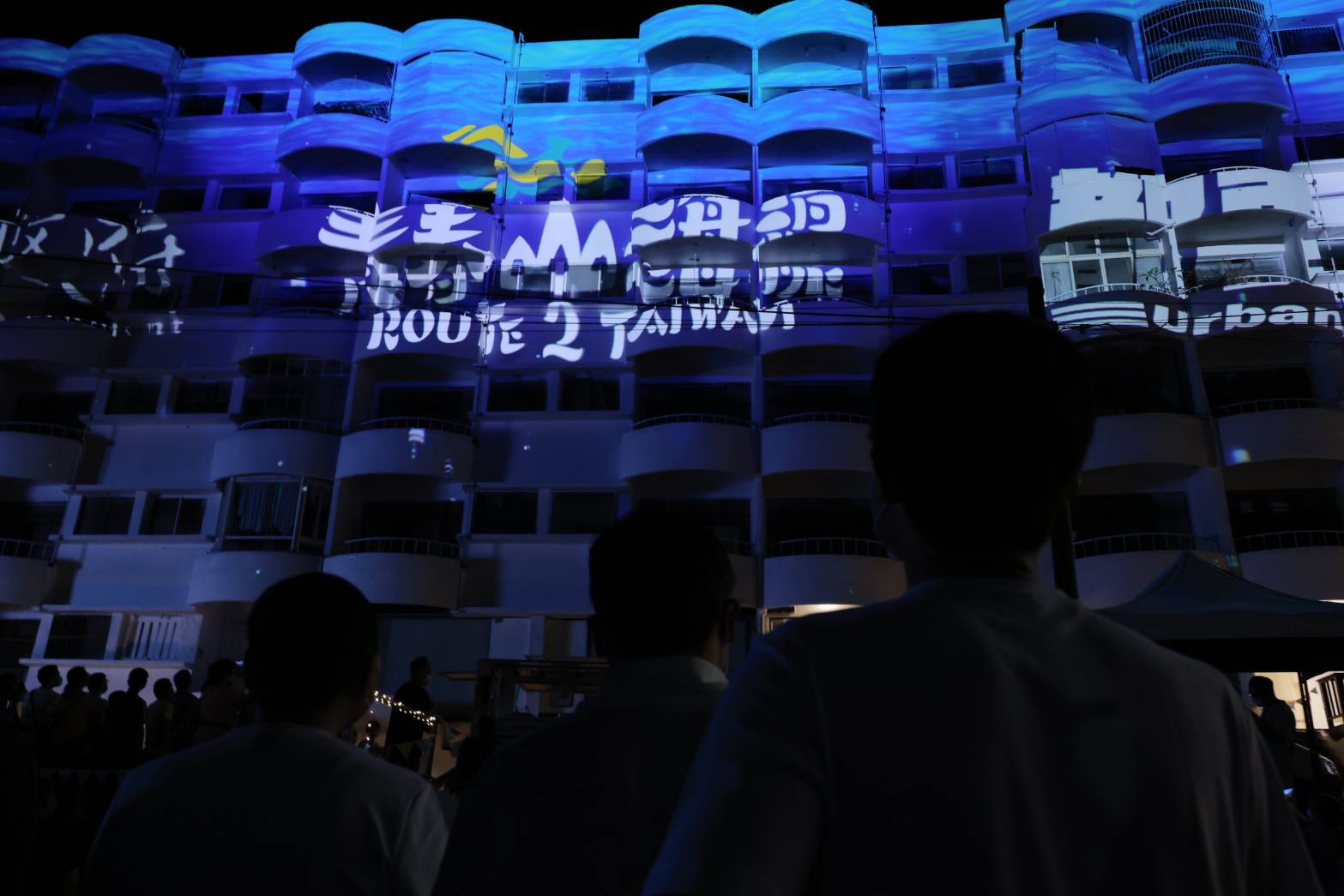 市長與海灣新城住戶一起觀賞夜間光雕.jpg