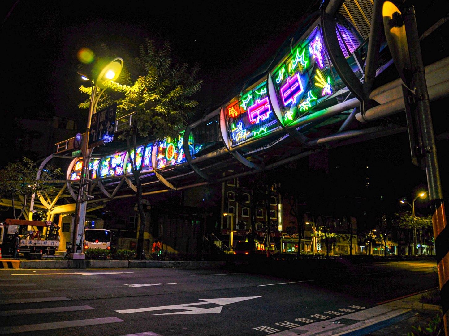 由府中四大產業結合霓虹燈元素，設計製成藝術裝置，高掛於府中商圈的遊龍天橋外圍。