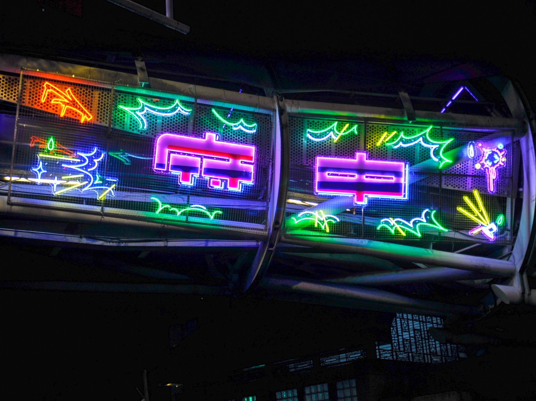 遊龍天橋上的霓虹燈裝置藝術，「府中」字樣融入火車意象，述說商圈原址為舊板橋火車站。