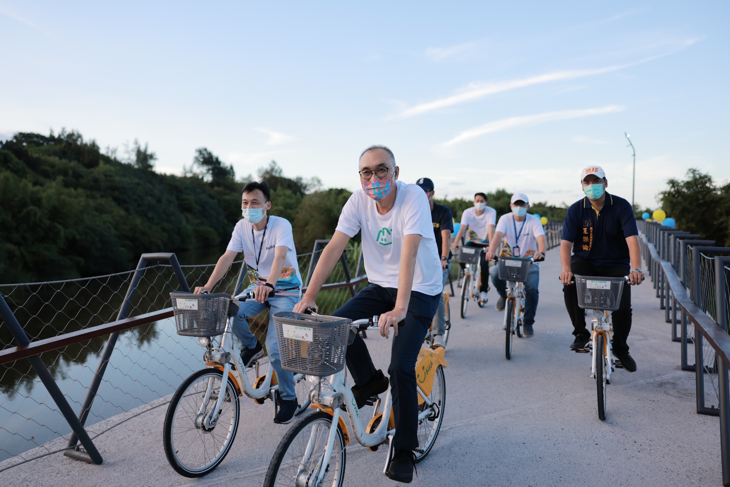 謝副市長及金山萬里在地貴賓騎上景觀橋，體驗萬金自行車道