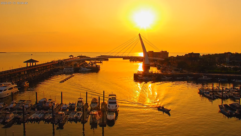 即時影像展現了淡水漁人碼頭的美麗景緻，吸引不少遊客