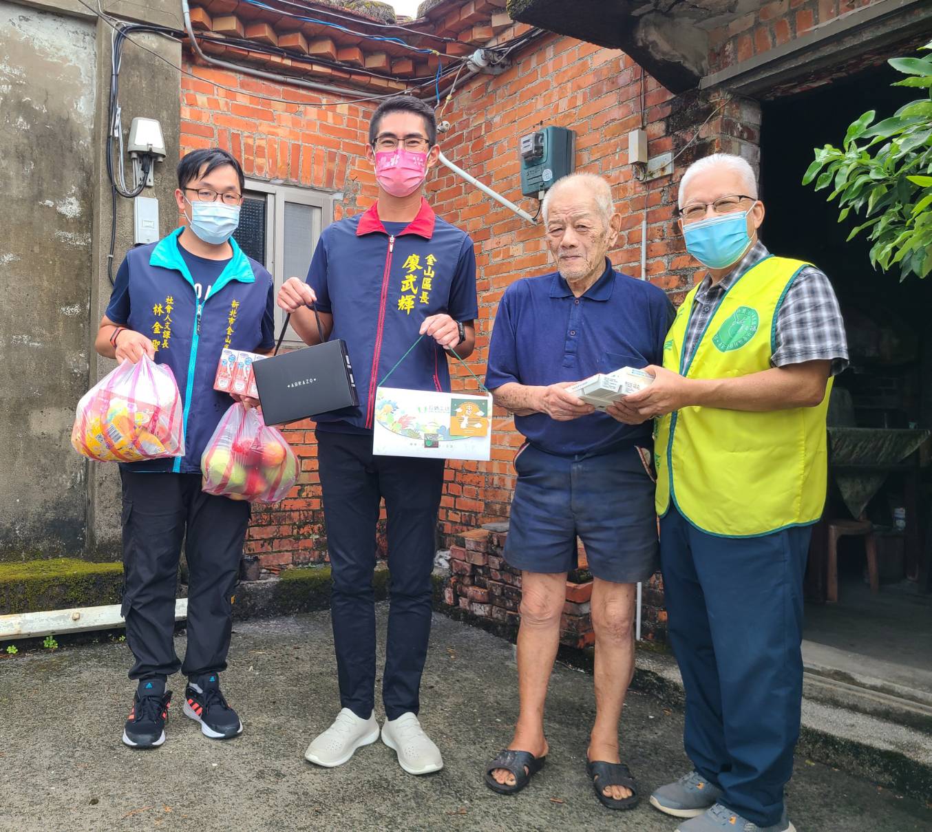 01.金山區長廖武輝與新生活社會福利發展促進會理事長蘇興李致贈中秋禮盒及代餐給賴老先生