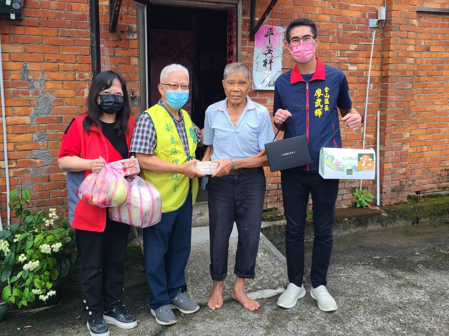 02.金山區長廖武輝與新生活社會福利發展促進會理事長蘇興李到府關懷李老先生並致贈中秋禮盒及代餐