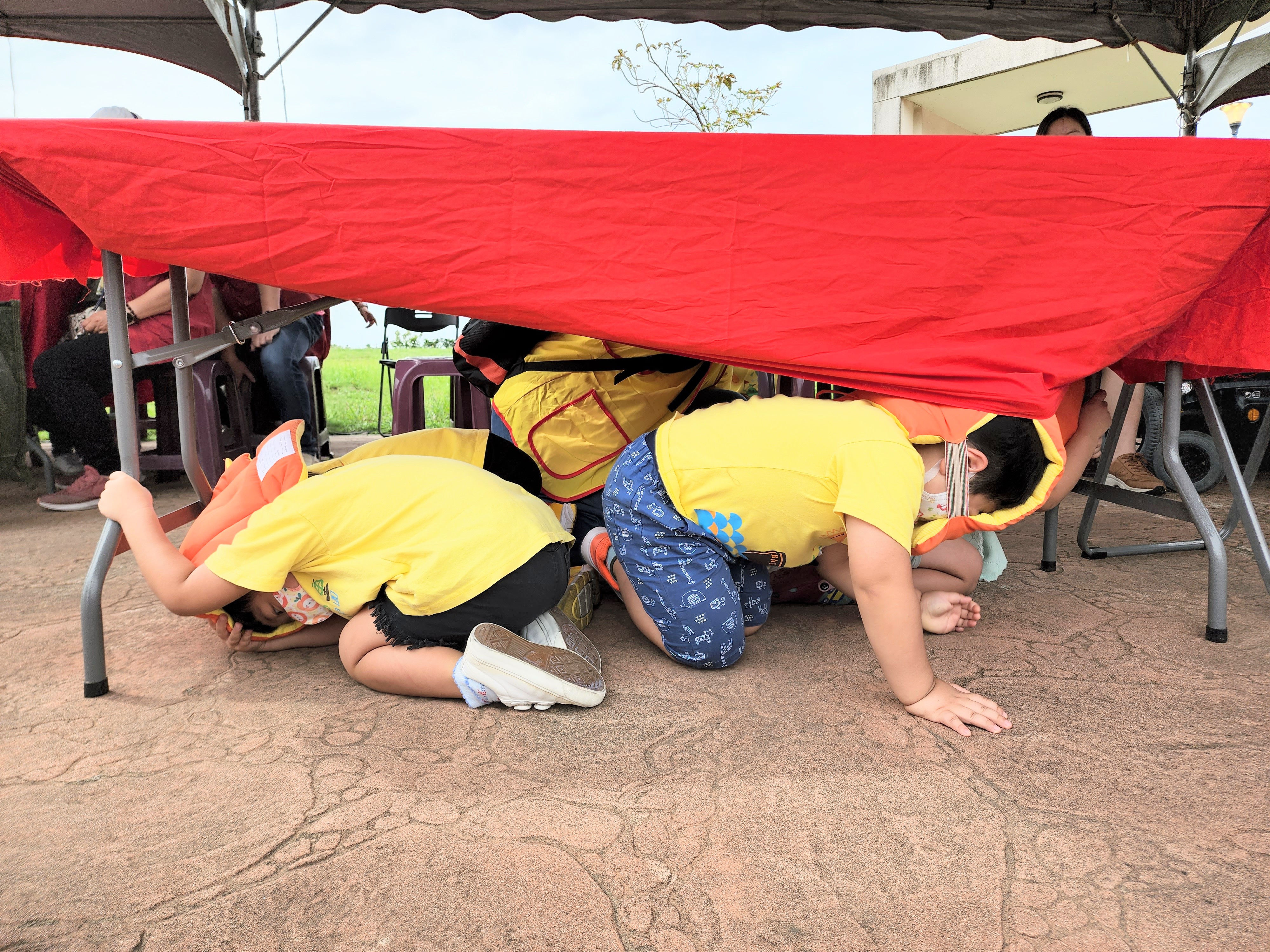 八里幼兒園進行防震避難疏散演練，學童進行趴下、掩護、穩住防震三步驟