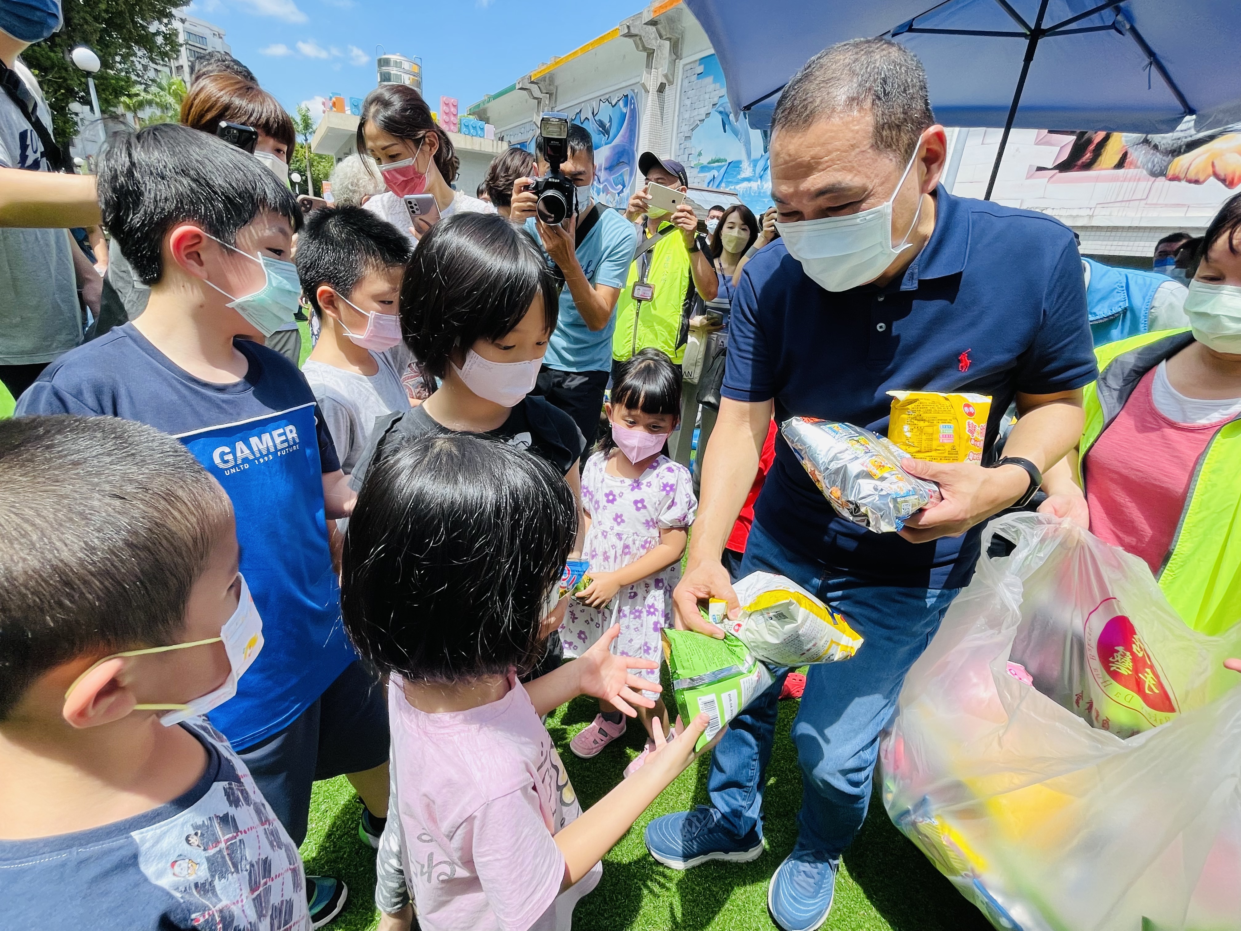 啟用當日，市長與小朋友同樂。