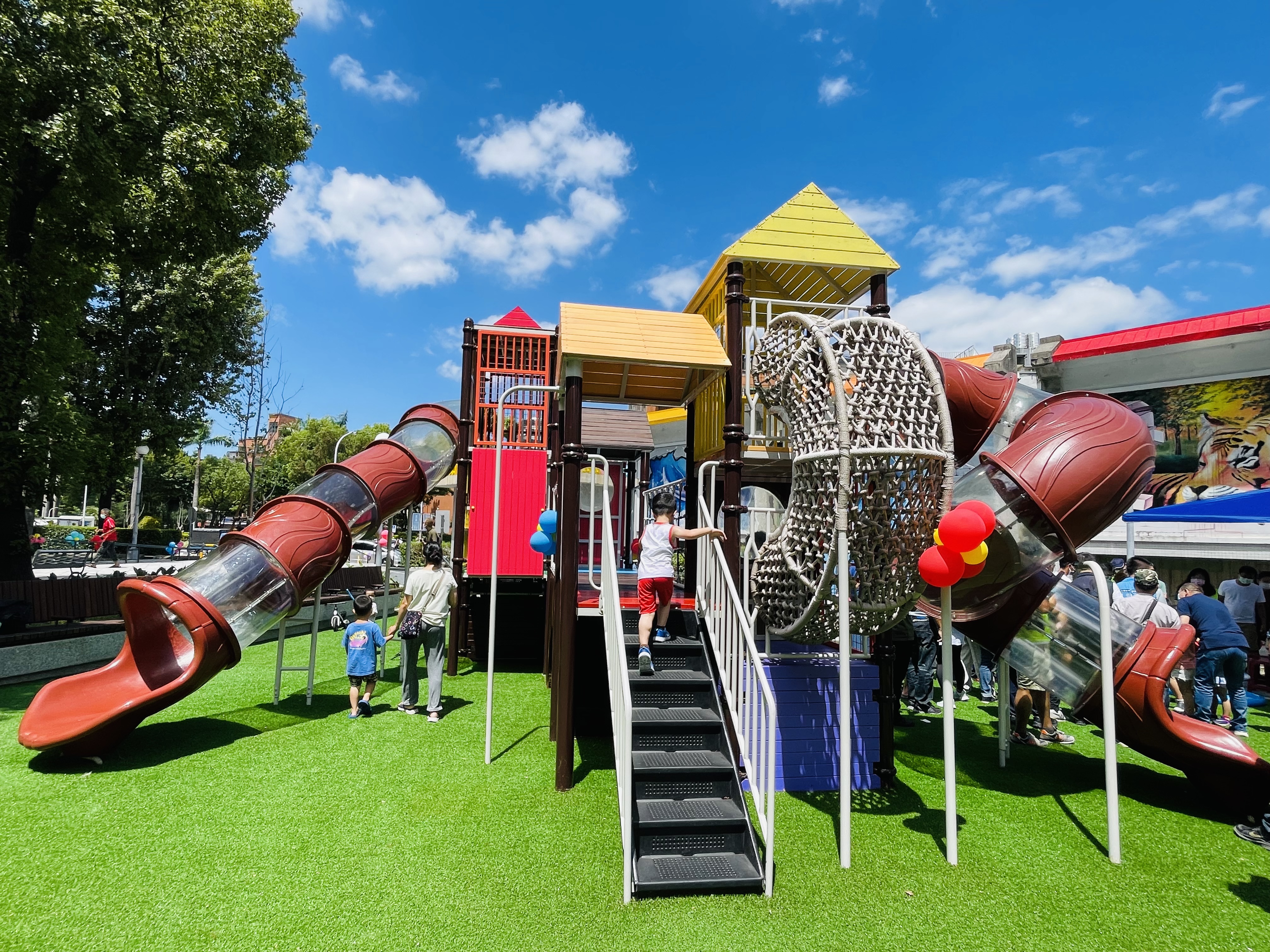 還有空曠的人工草坪，歡迎大小朋友一起來遊憩同樂。