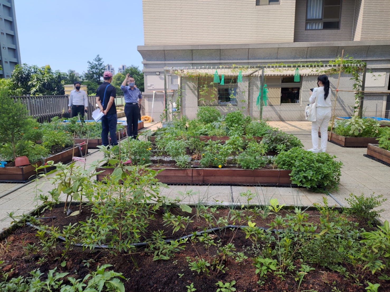 新北市公寓大廈評選結果揭曉，在110家社區激烈角逐下，共41家社區雀屏中選，此圖為獲得幸福安居金質獎-大型社區組的的日勝幸福站A6東區，社區同時也設置充電樁為環保盡一份心力