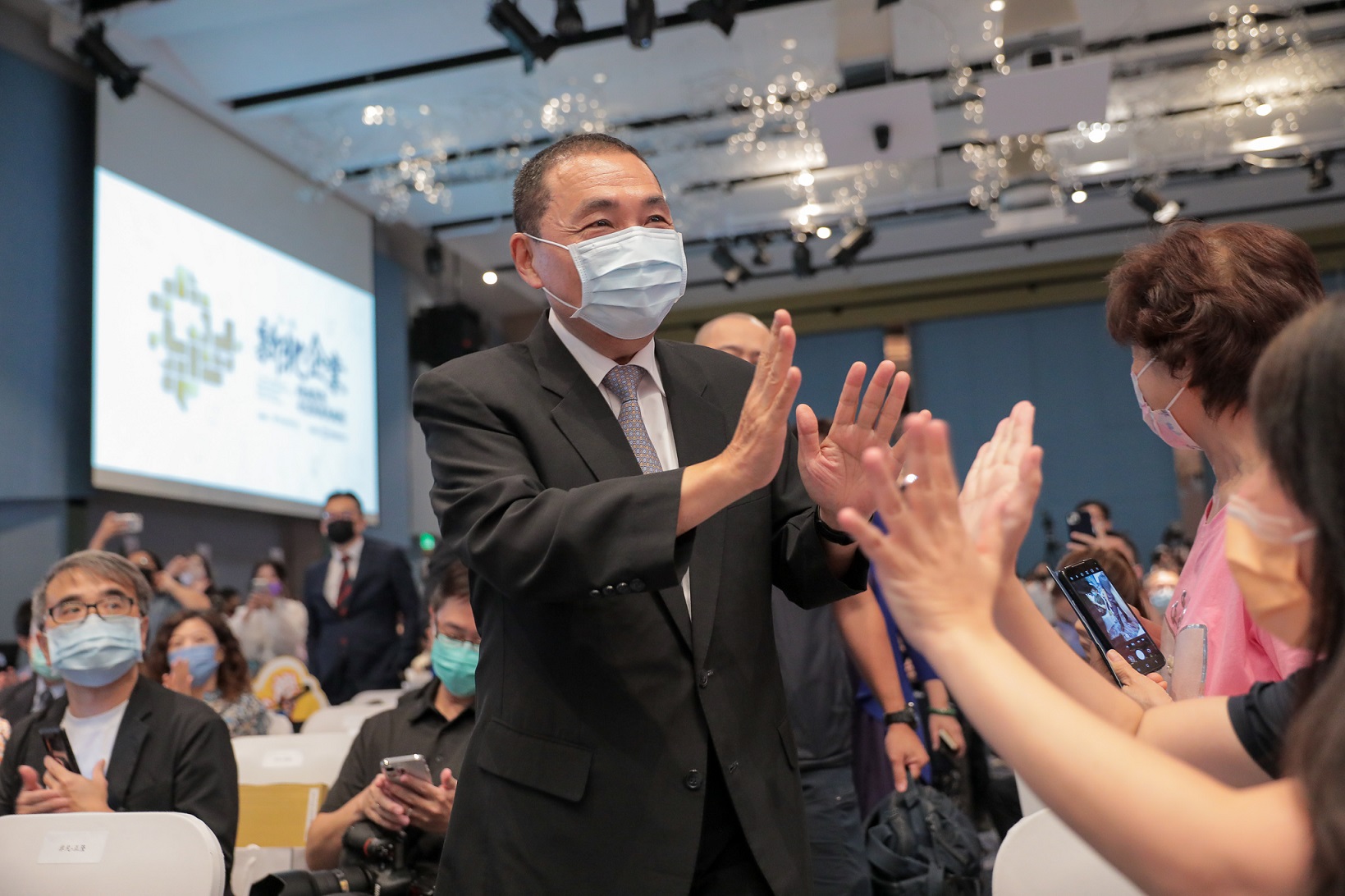 新北市長侯友宜也蒞臨現場頒發企業6大領域獎項與傑出女企業家獎，對企業長期深耕新北給予肯定