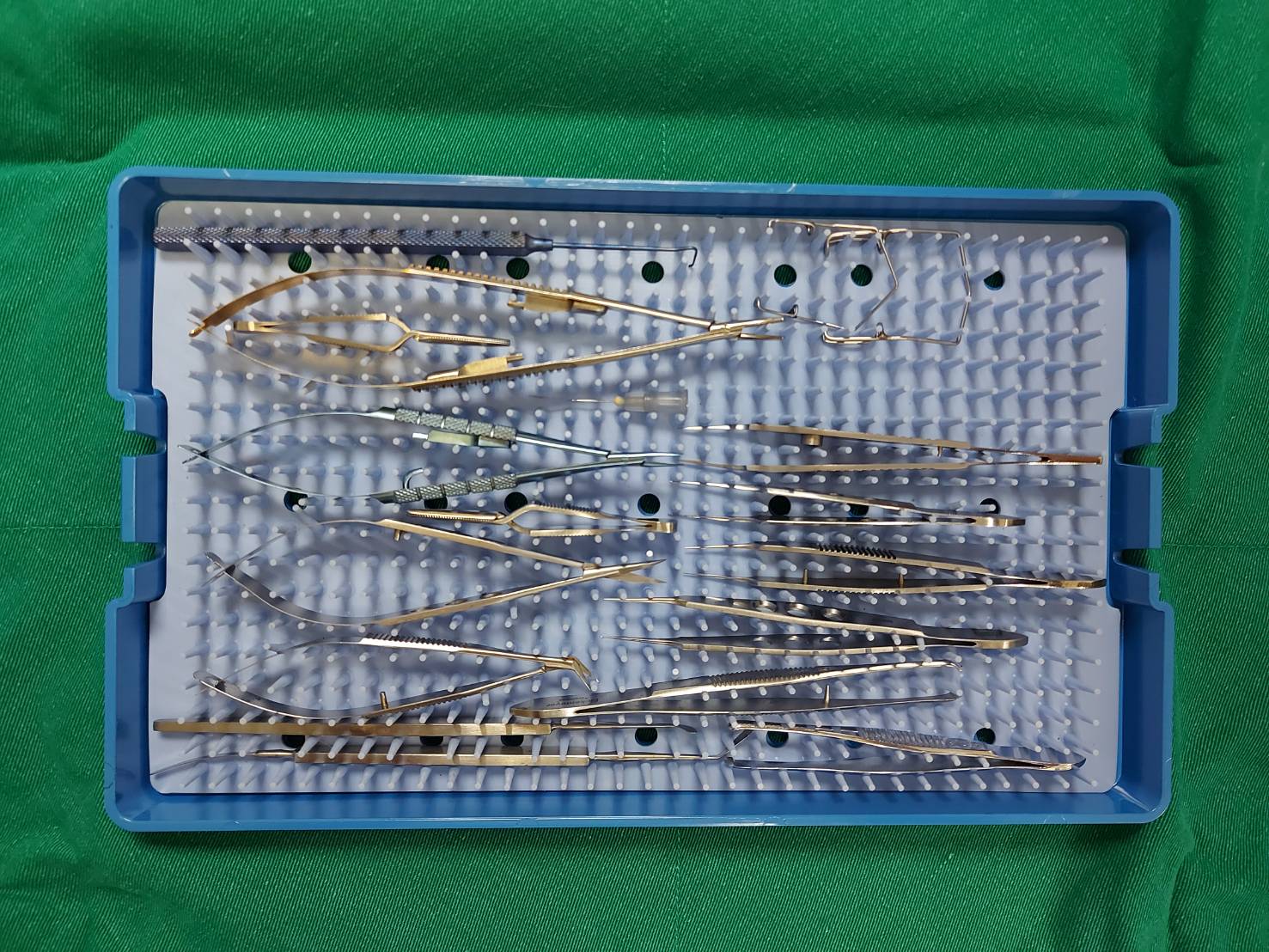 施行動物眼科手術時必備的精密輔助器械