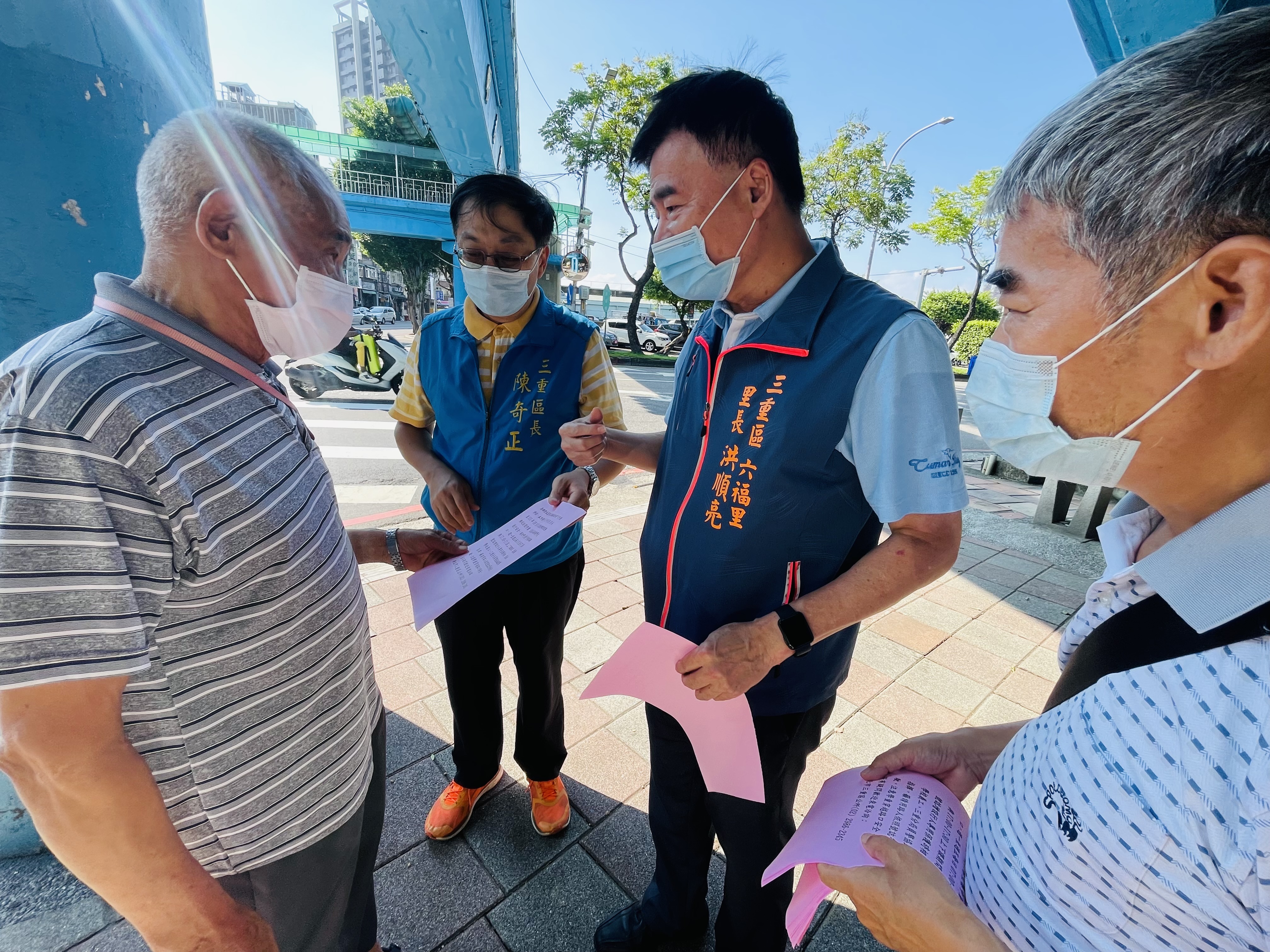 三重陳奇正區長、.六福里洪順亮里長及工務課劉茂成課長，共同向民眾宣導明志陸橋拆除前試辦封閉.