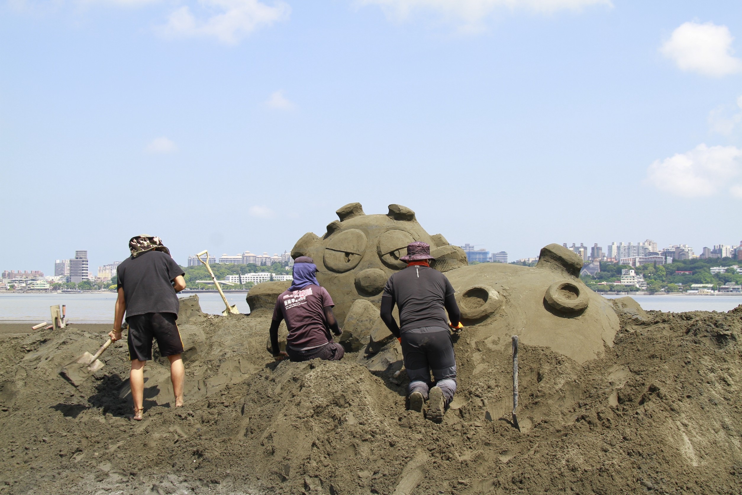 快閃沙雕「消失的病毒」雕刻中