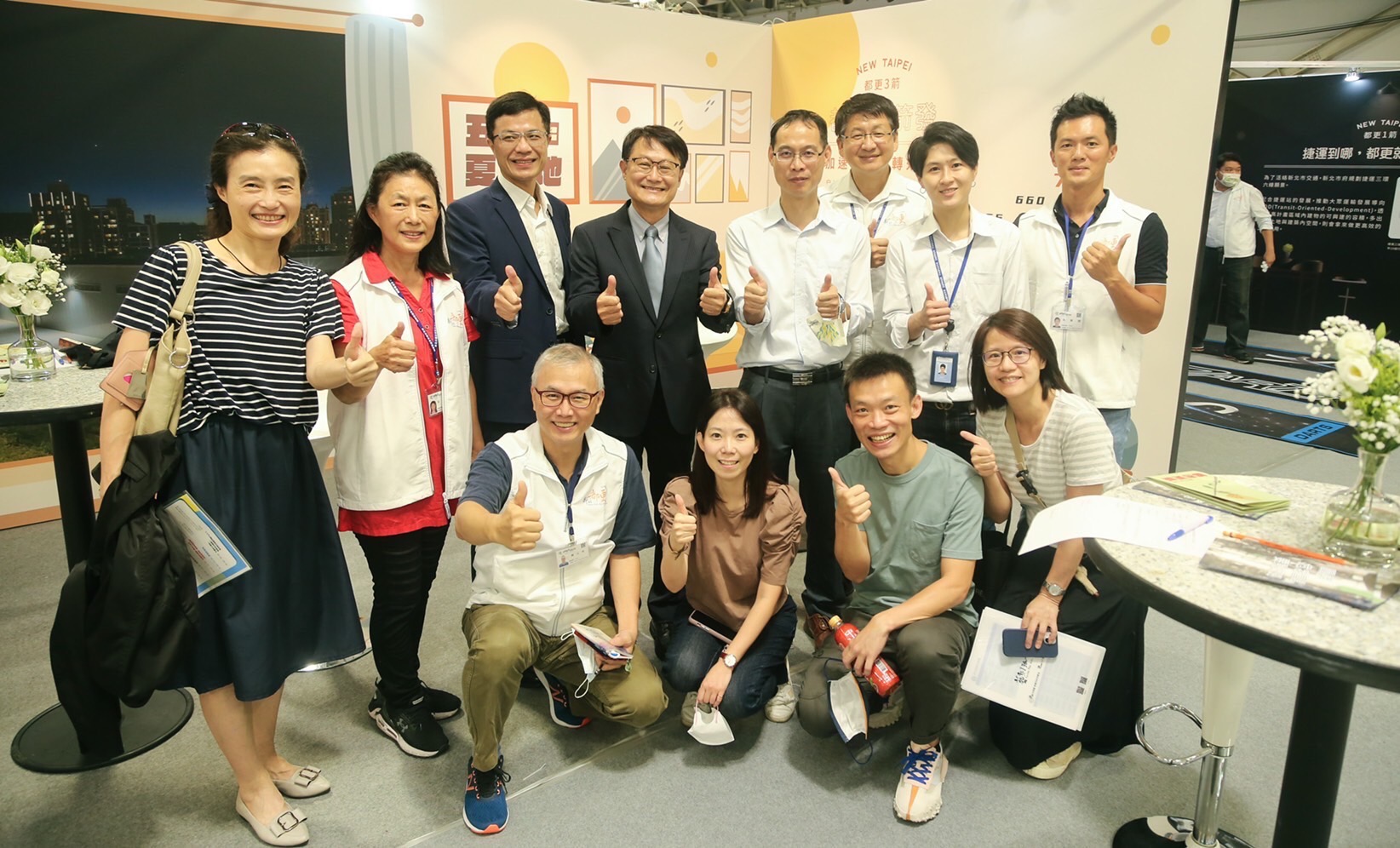 新北市政府團隊與展攤合影