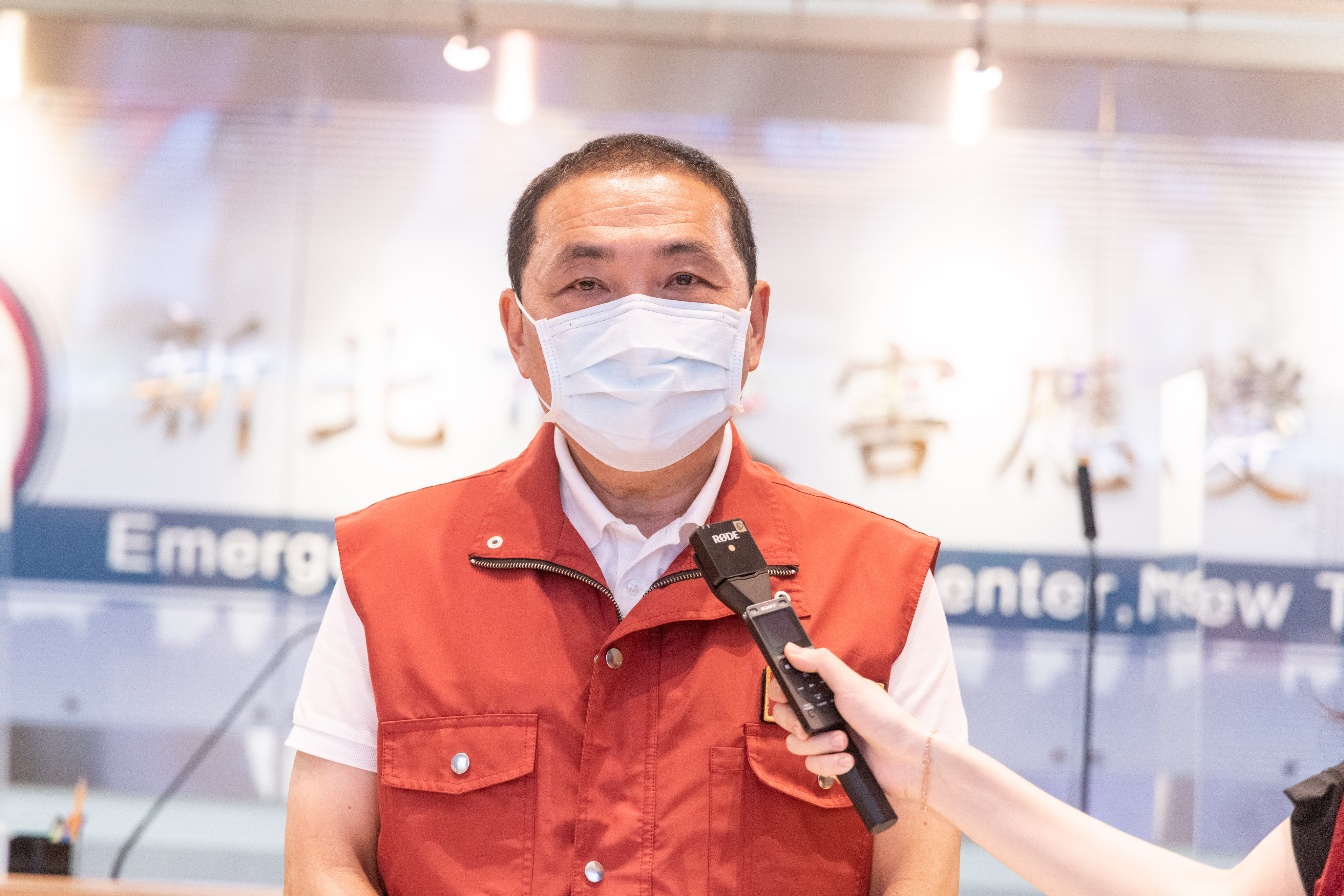 侯友宜說，新北市與徐縣長並肩作戰，全力以赴協助花蓮縣民度過難關。