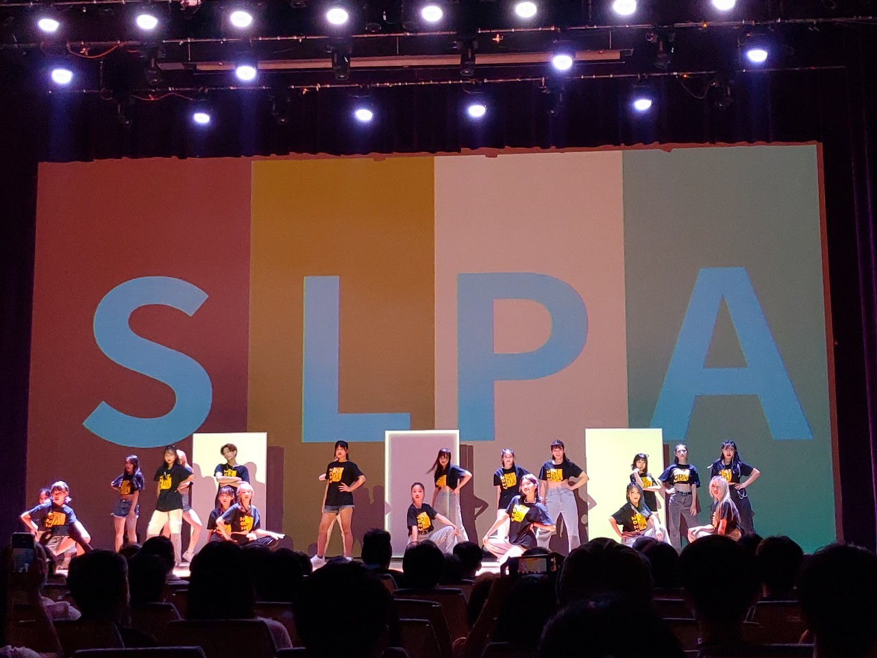 由各高中職手語社聯合演出開場表演1