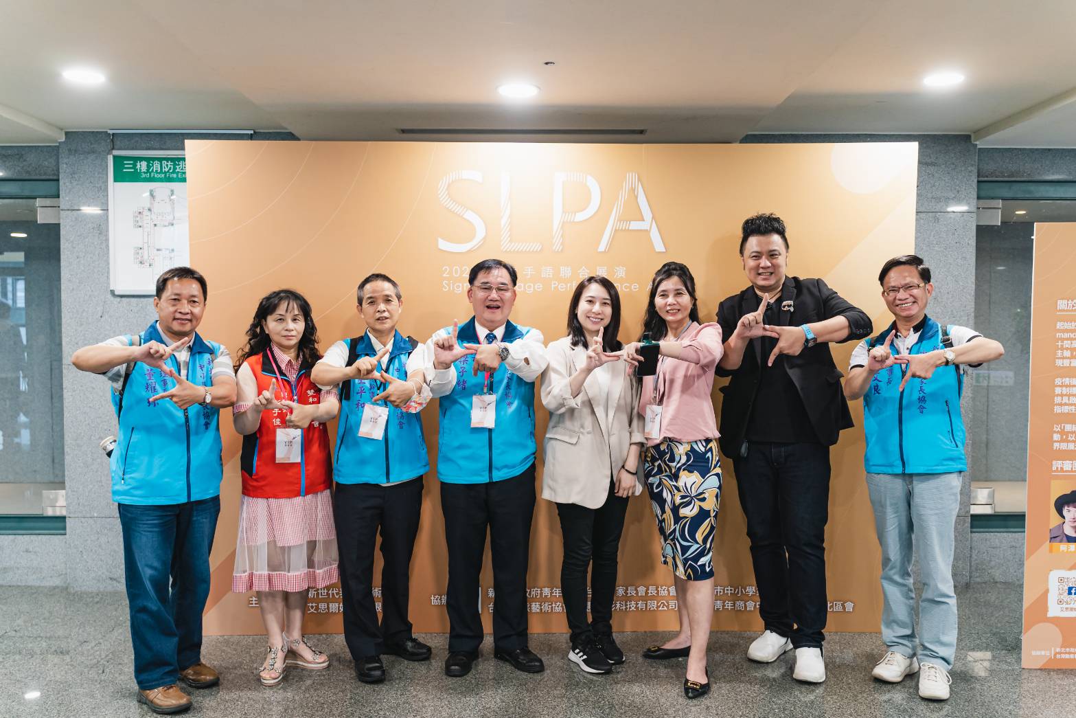 局長與新世代表演藝術發展協會理事長謝尊宇、臺北市高中學生家長會聯合會總會長蘇敏惠、新北市中小學家長協會理事長梁子緒以及各與會貴賓大合照