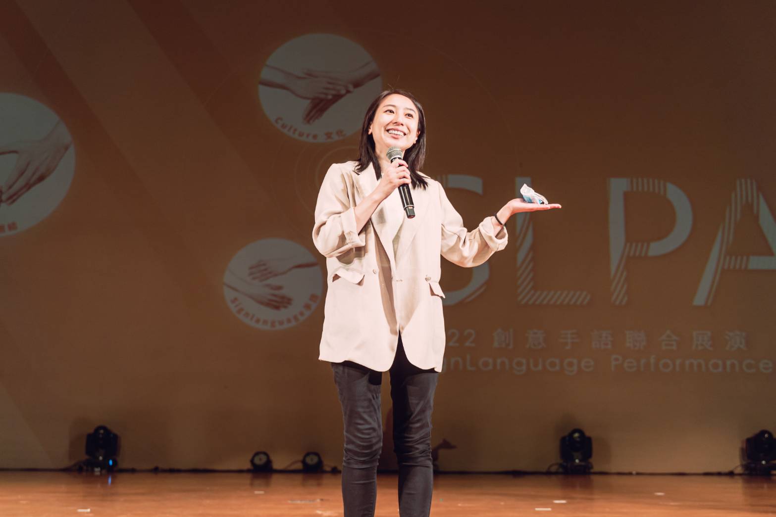 青年局局長致詞，表達對手語社團的支持