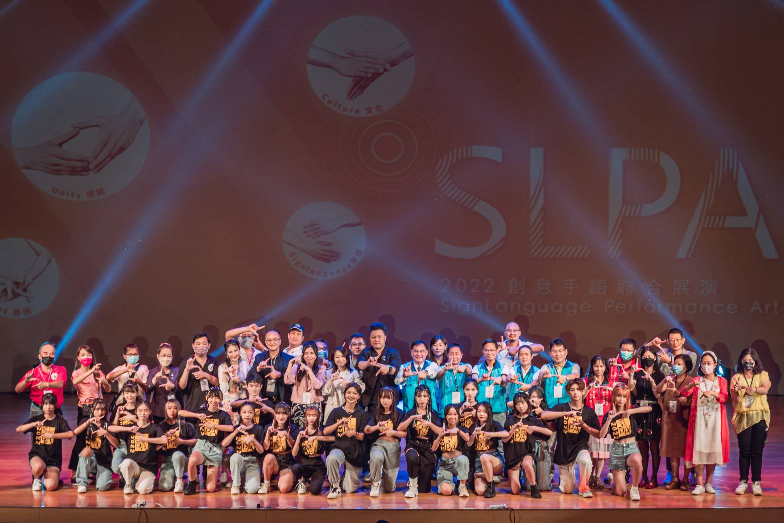 開場青年局局長與各校社團代表以及出席嘉賓大合照