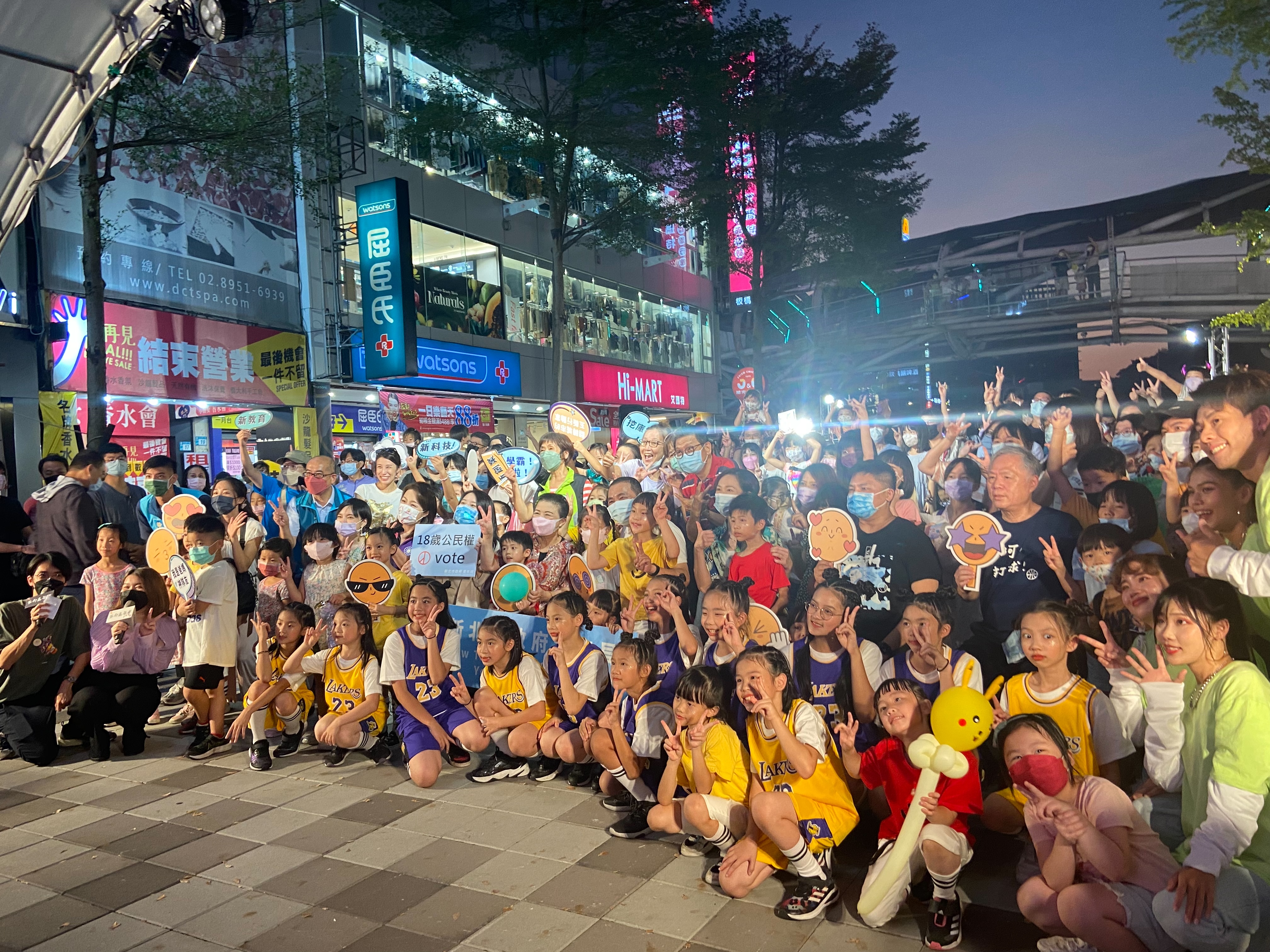 侯市長與上千組親子在五新嘉年華活動同樂
