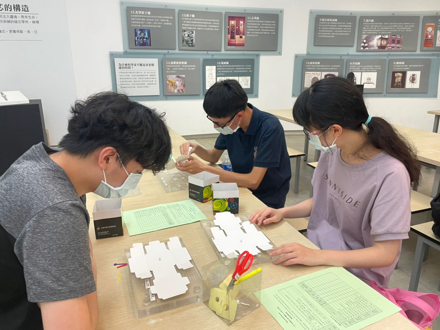 學員透過腦力激盪討論，研究零件結構設計