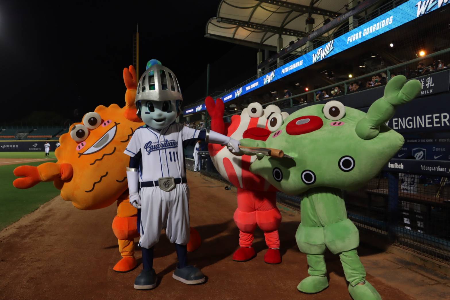 富邦悍將吉祥物Frankie與萬里蟹公仔合影