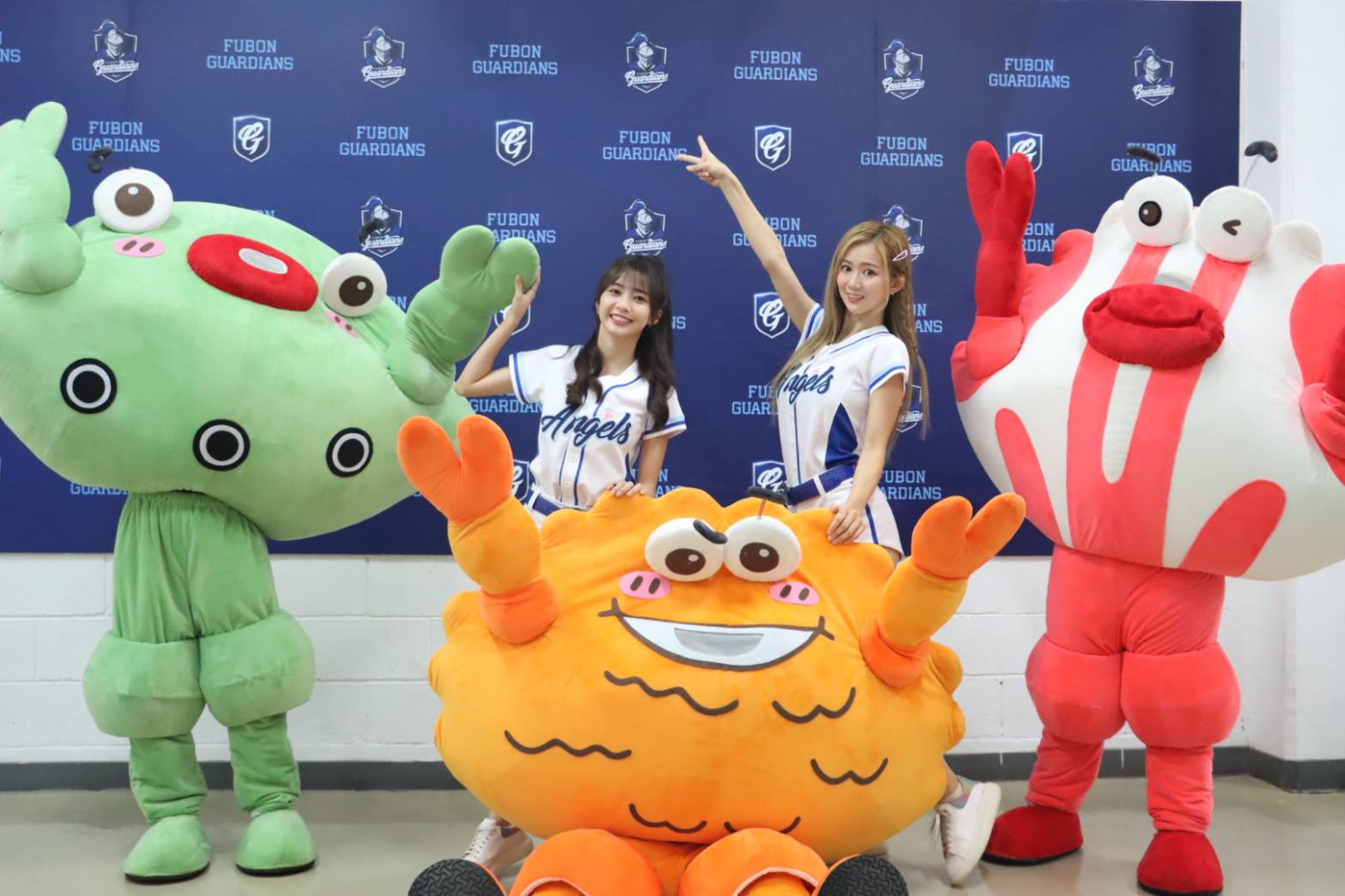 富邦悍將啦啦隊與萬里蟹公仔合影