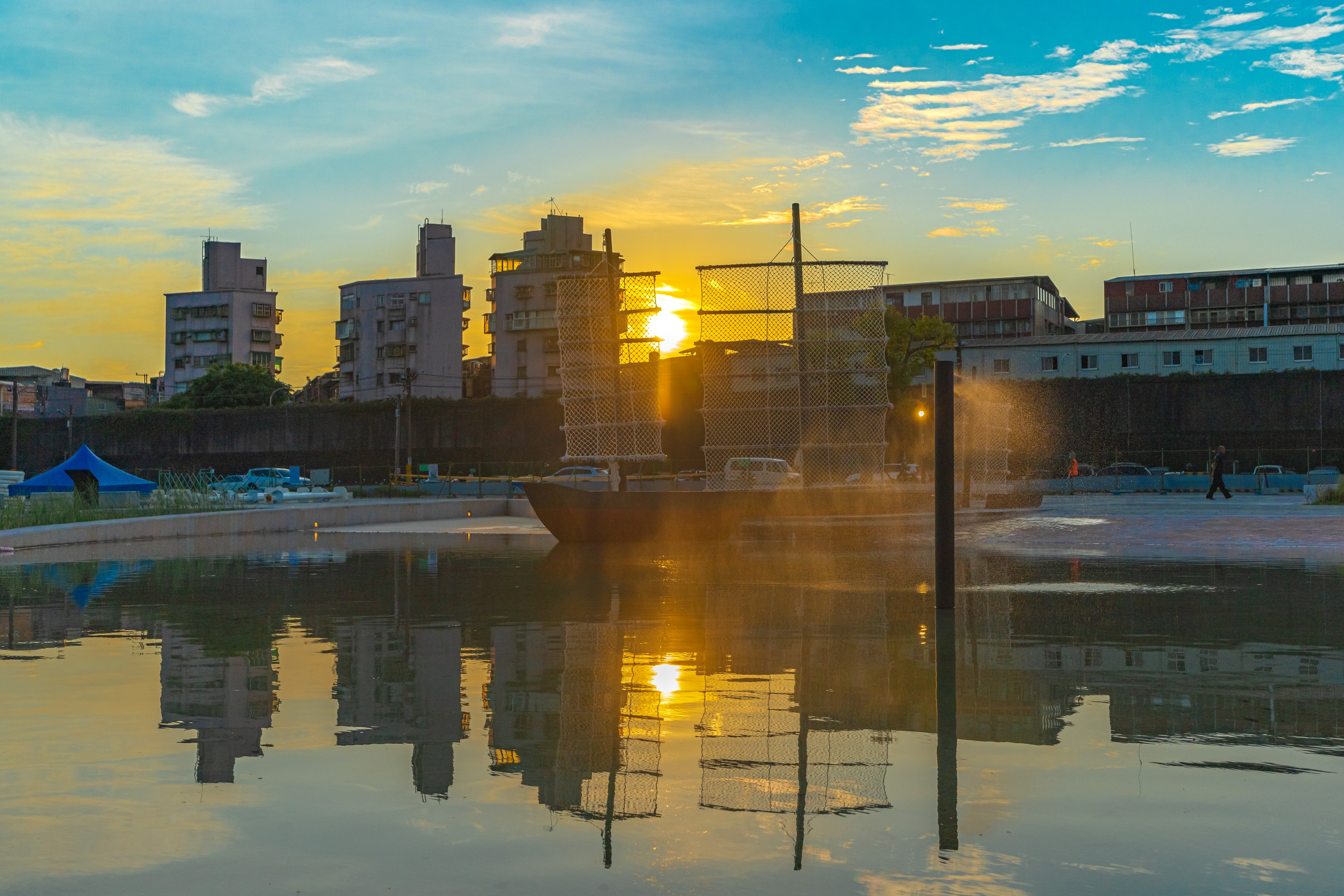 新月池黃昏的夕陽倒影