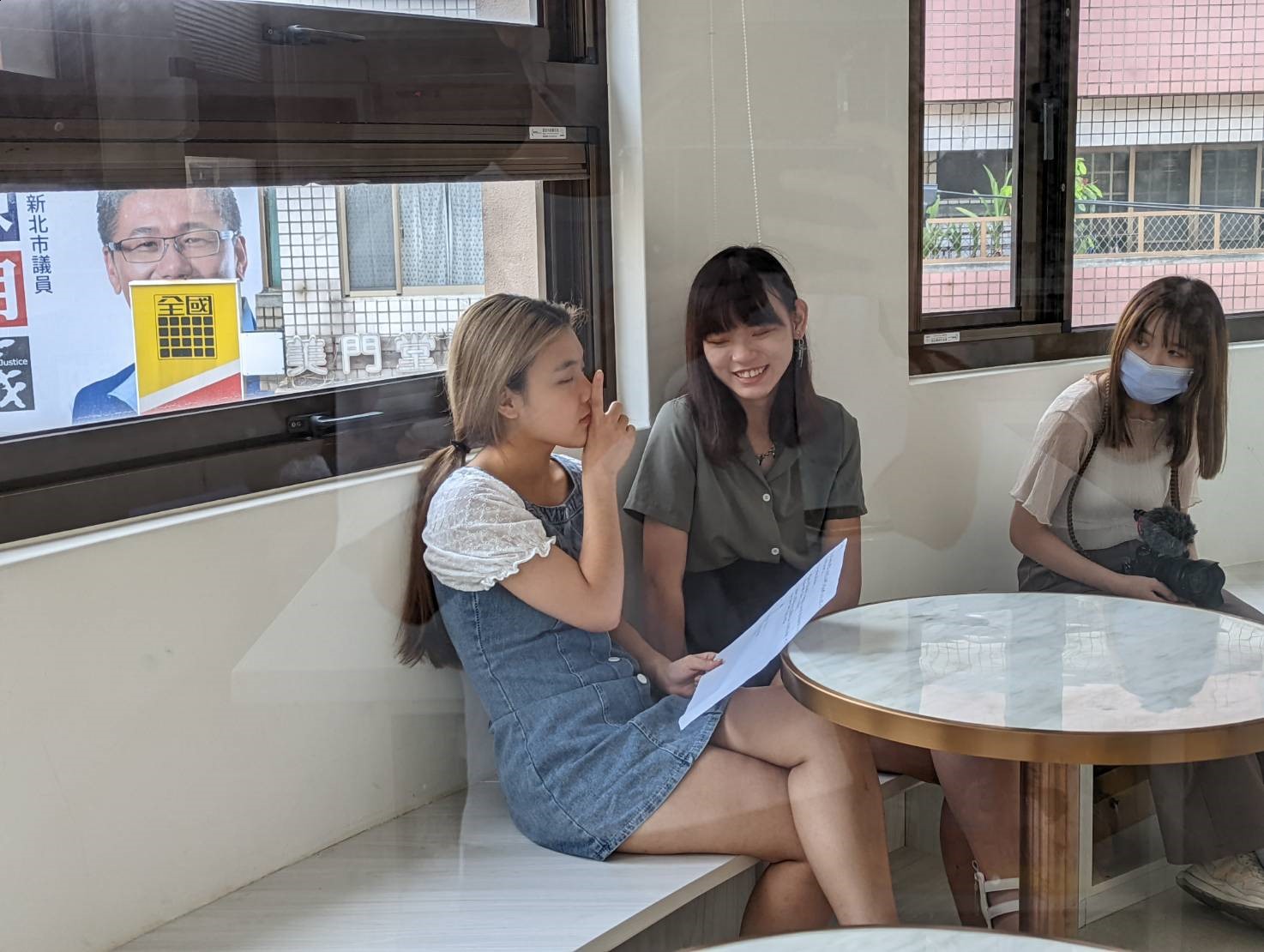 少女自己撰寫劇本並先進行彩排練習
