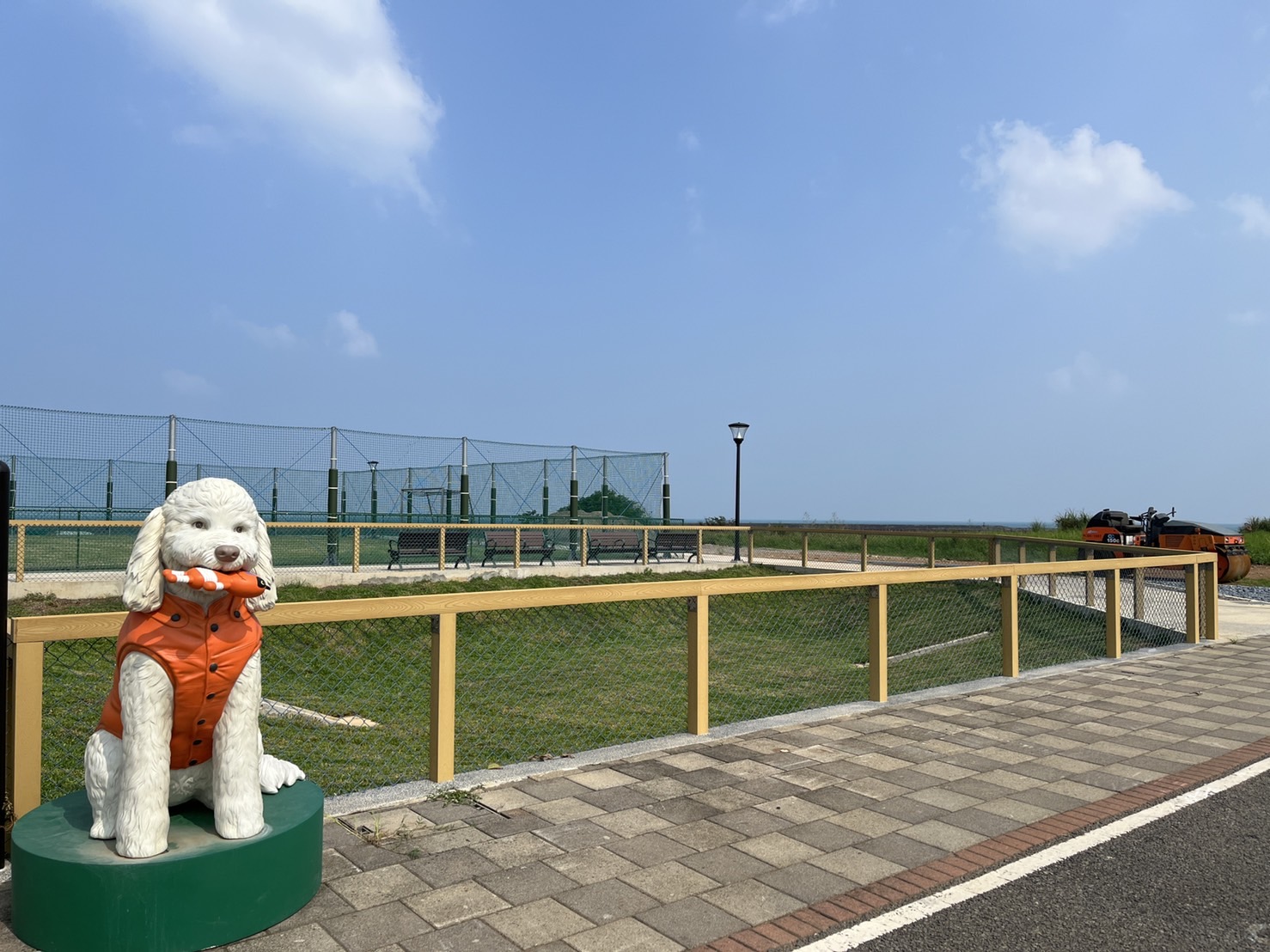 足球場旁的一大一小滯洪池分別做為大、小型犬放跑區，周圍以仿木柱、加鐵網的圍籬圍設，兼具安全性及美觀性，毛小孩可依照不同體型選擇進入，在安全的環境裡盡情自在的奔跑