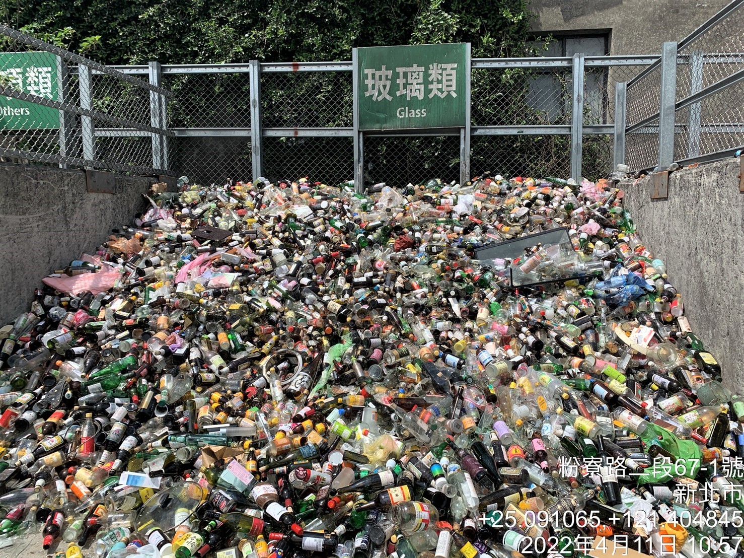 4.回收玻璃瓶數量多，若未經分色即混雜，便會造成後端再利用的困難