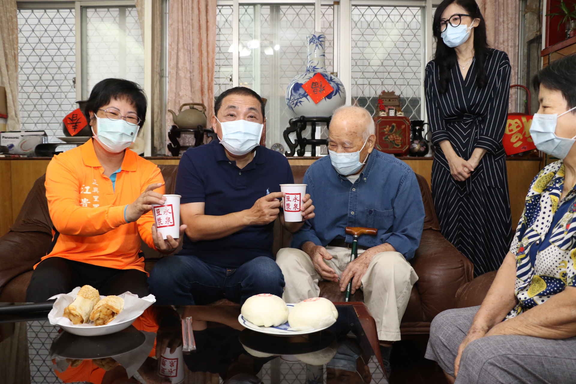 侯友宜特地帶著復古的永泉豆漿訪視張子忠  讓他回憶起當年賣豆漿的歲月
