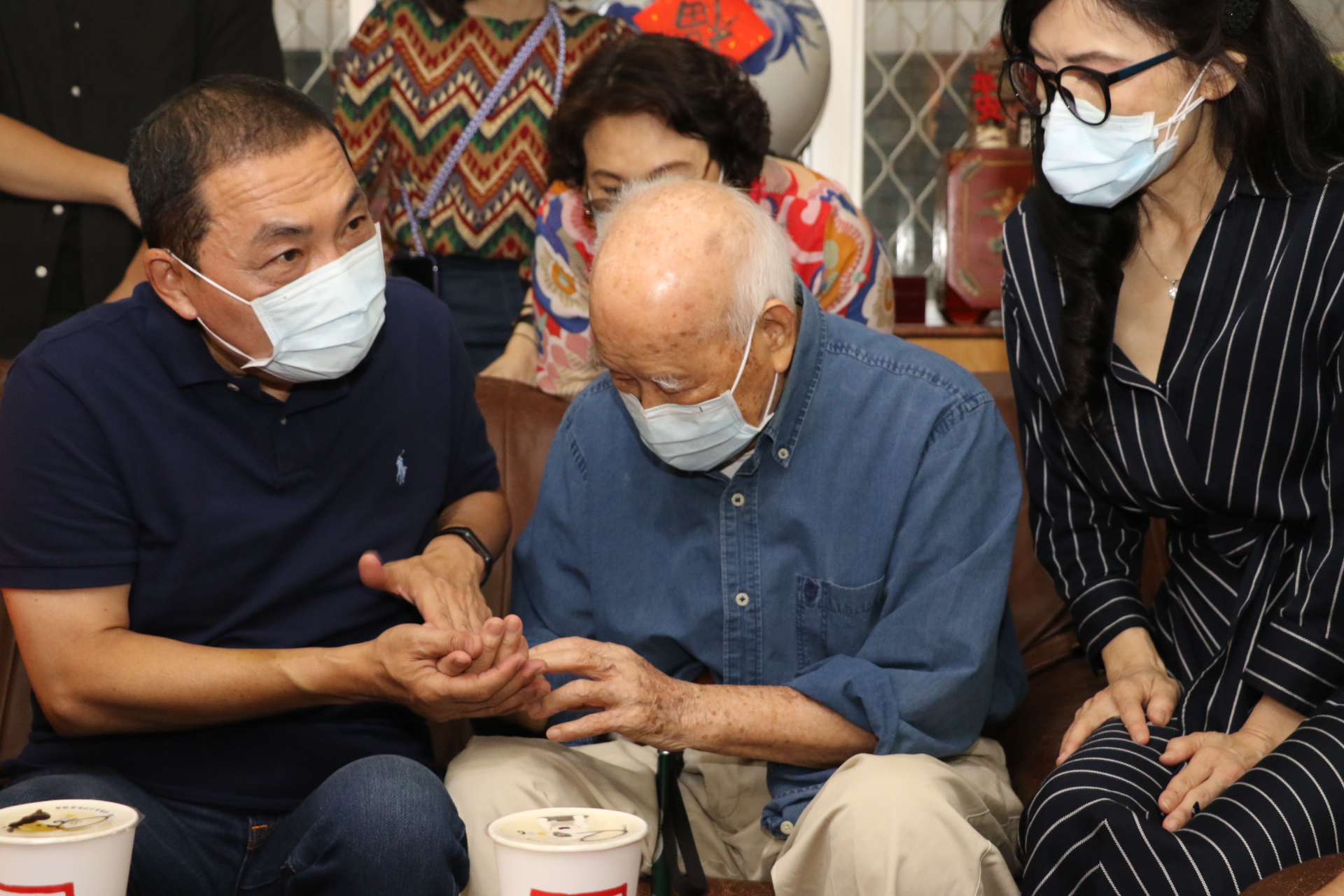 侯友宜摩娑著張子忠爺爺的手  盛讚很暖和很健康  也憶起了自己的父親