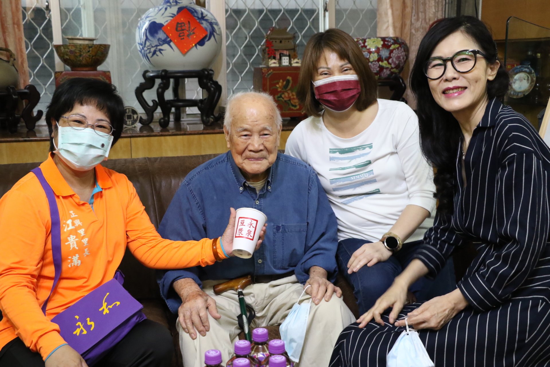 永和正興里長江貴滿說  她就是喝永泉豆漿長大的  右2為永和區長陳怡君 右1為小女兒張永華