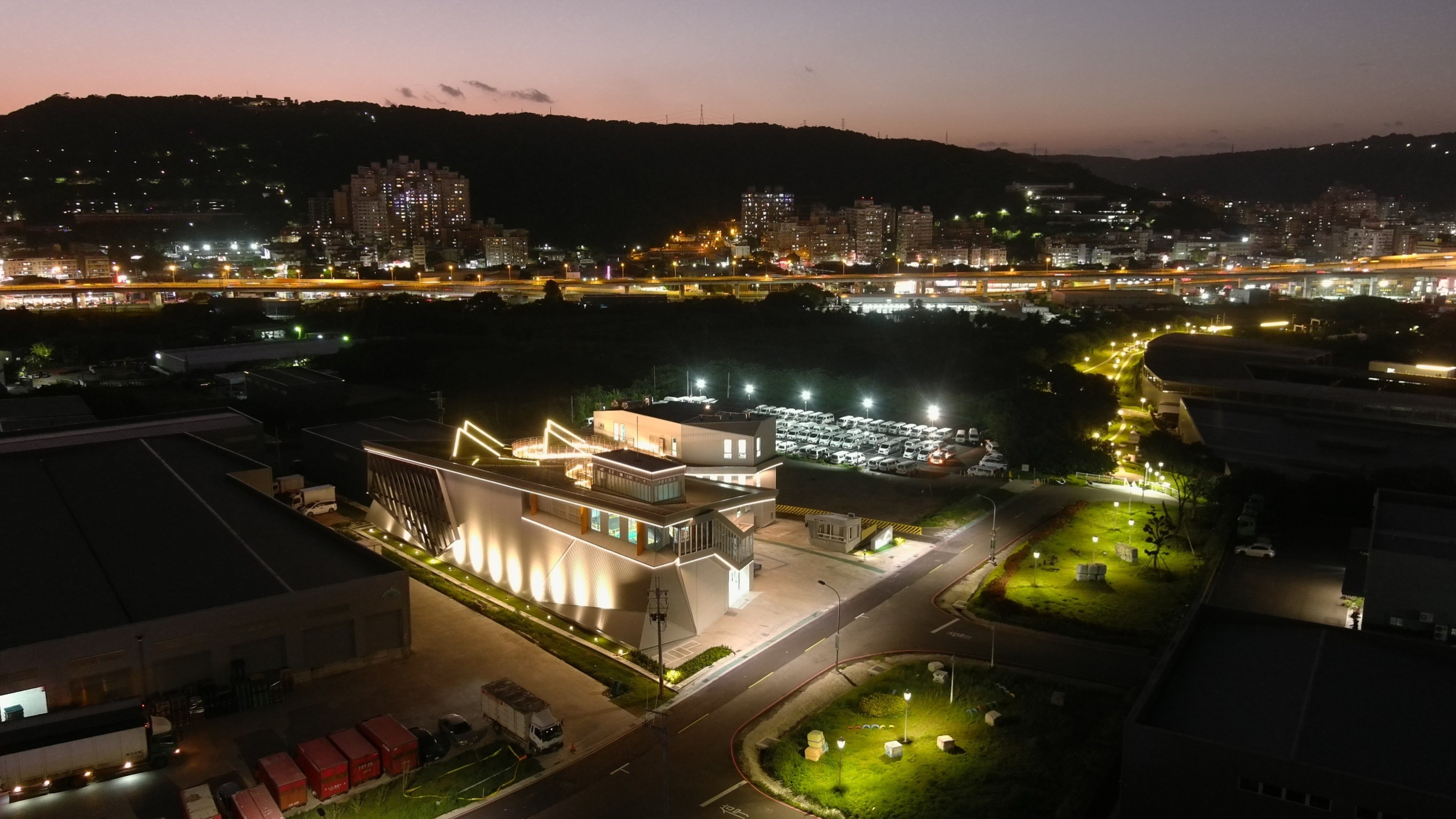 8.廠房夜間全景