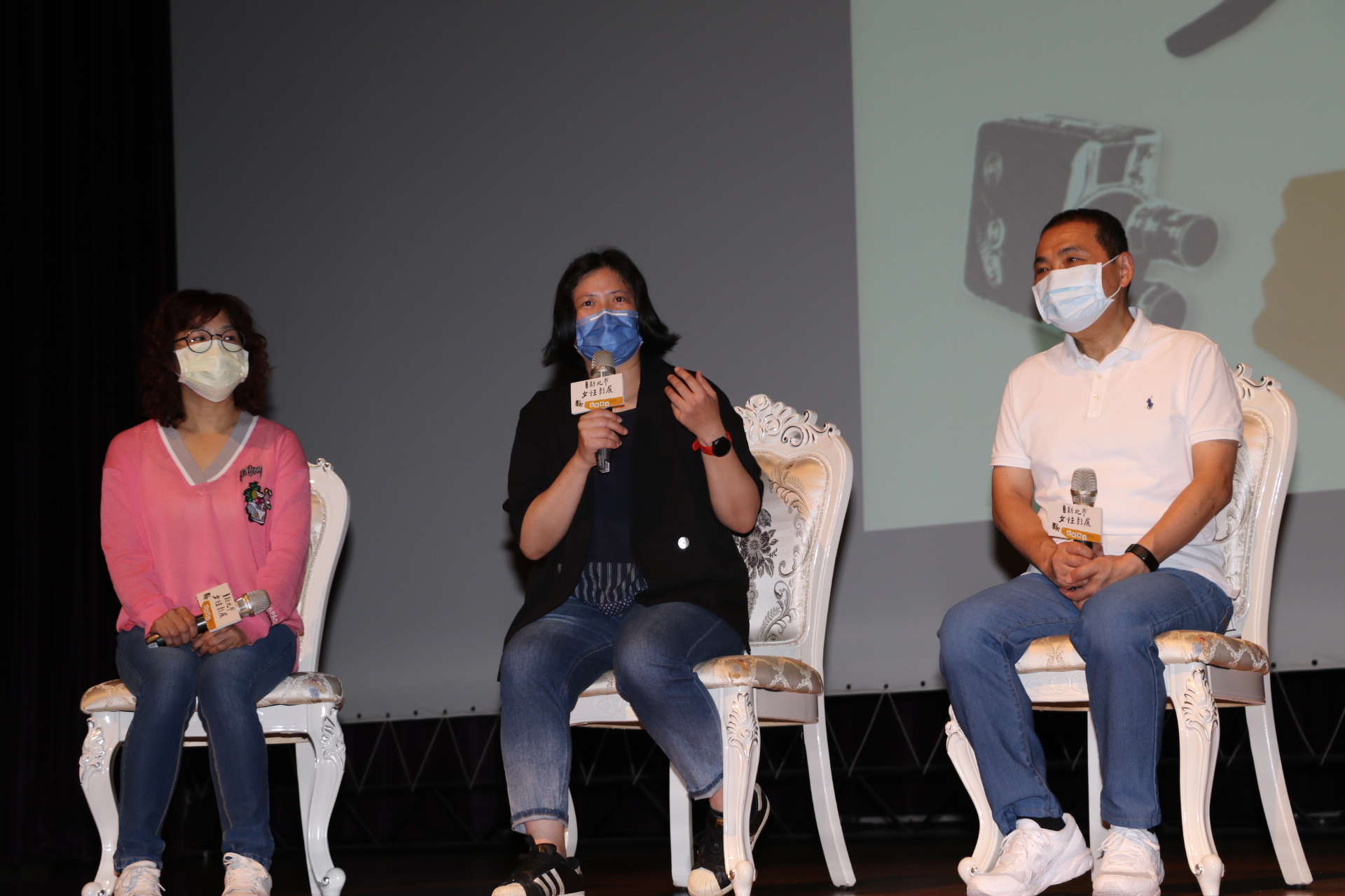 「廳下火」導演鄭慧玲（中）回憶在讀研究所時被告誡女性不可以坐在攝影箱上