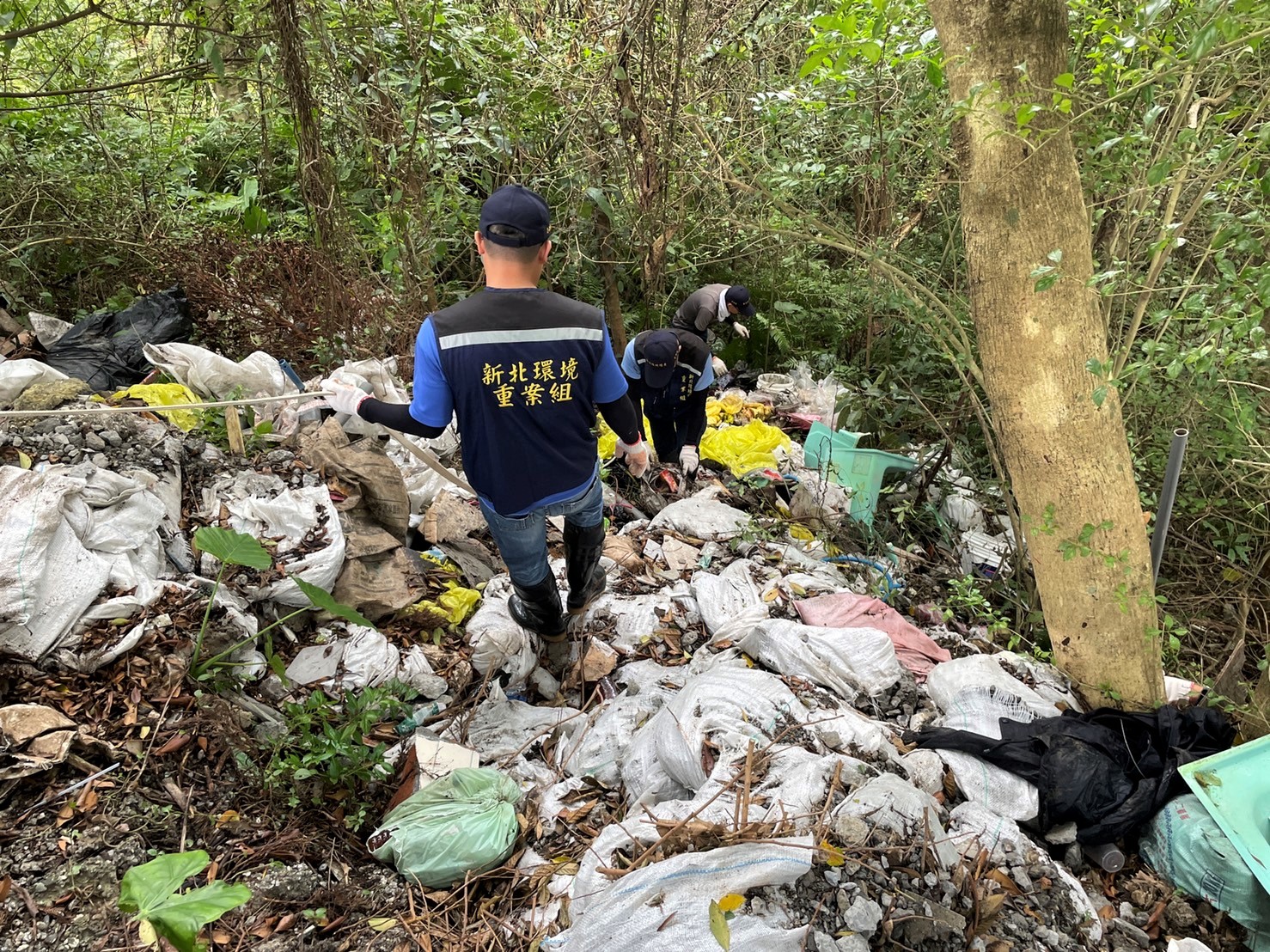 4.新北環境稽查重案組於山谷破獲非法棄置案件