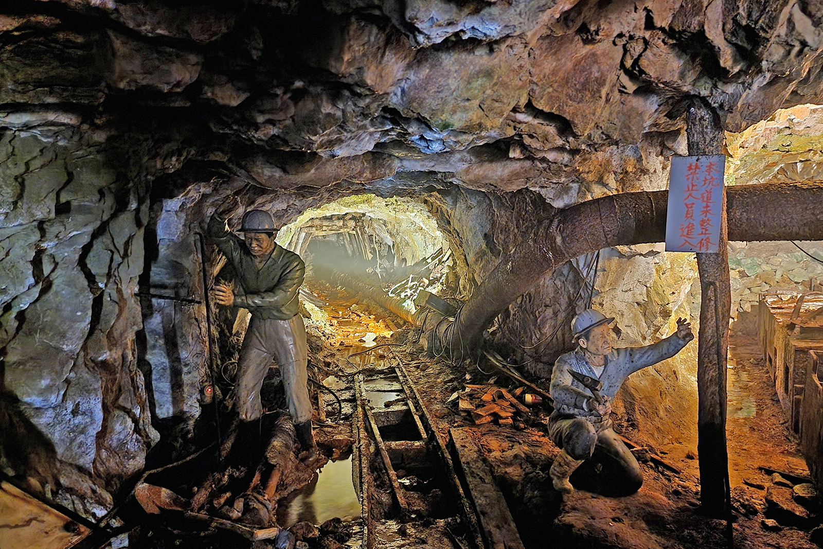 本山五坑內有逼真模型，展現當年礦工在工作時的緊張心情。