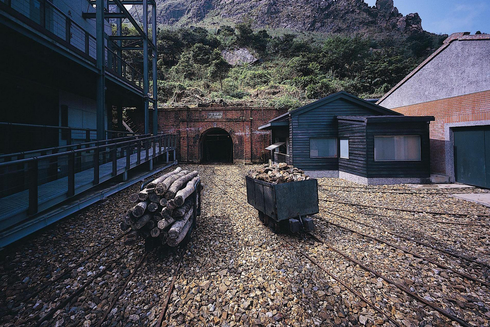 本山五坑是臺灣少數保存完整礦坑，民眾可踏入礦坑，體驗昔日礦工的工作。