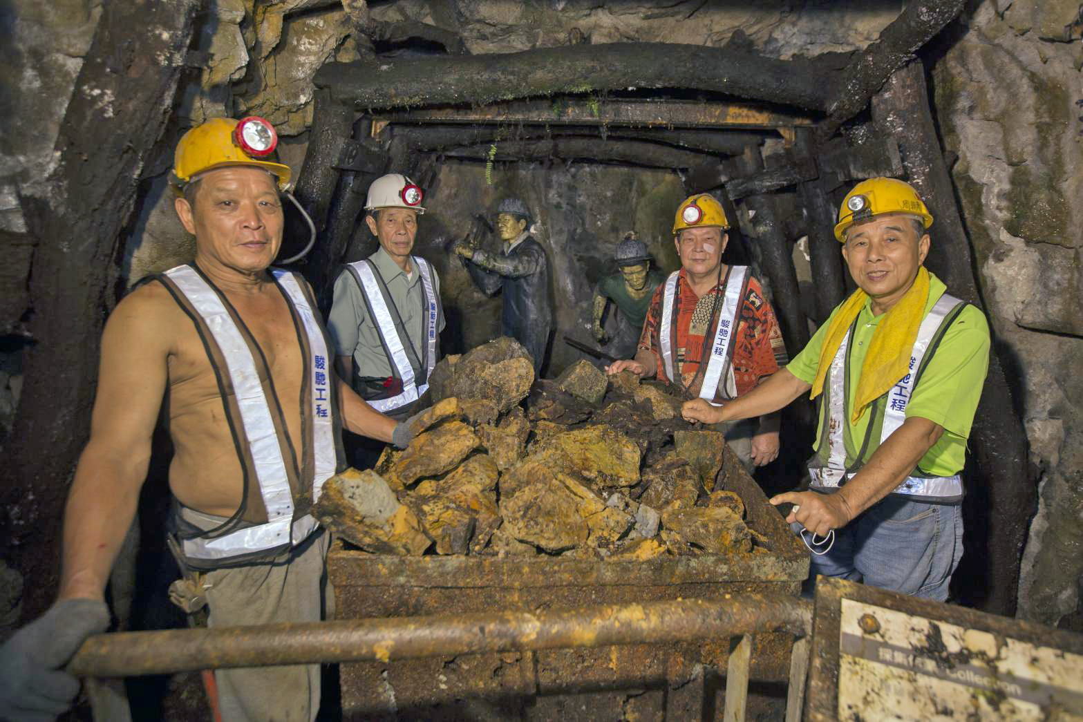 老礦工一同加入礦坑修復行列，希望能讓過去臺灣礦業的歷史，繼續流傳下去。