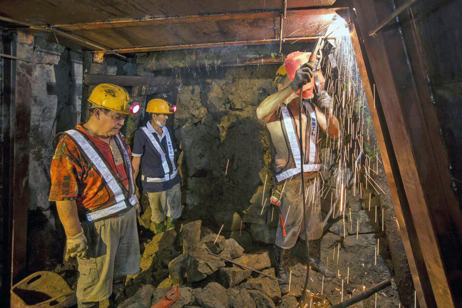 傳統礦坑以「牛條仔」相思木架構坑，這次以SRC鋼骨結構的現代工法，加強礦坑穩固。