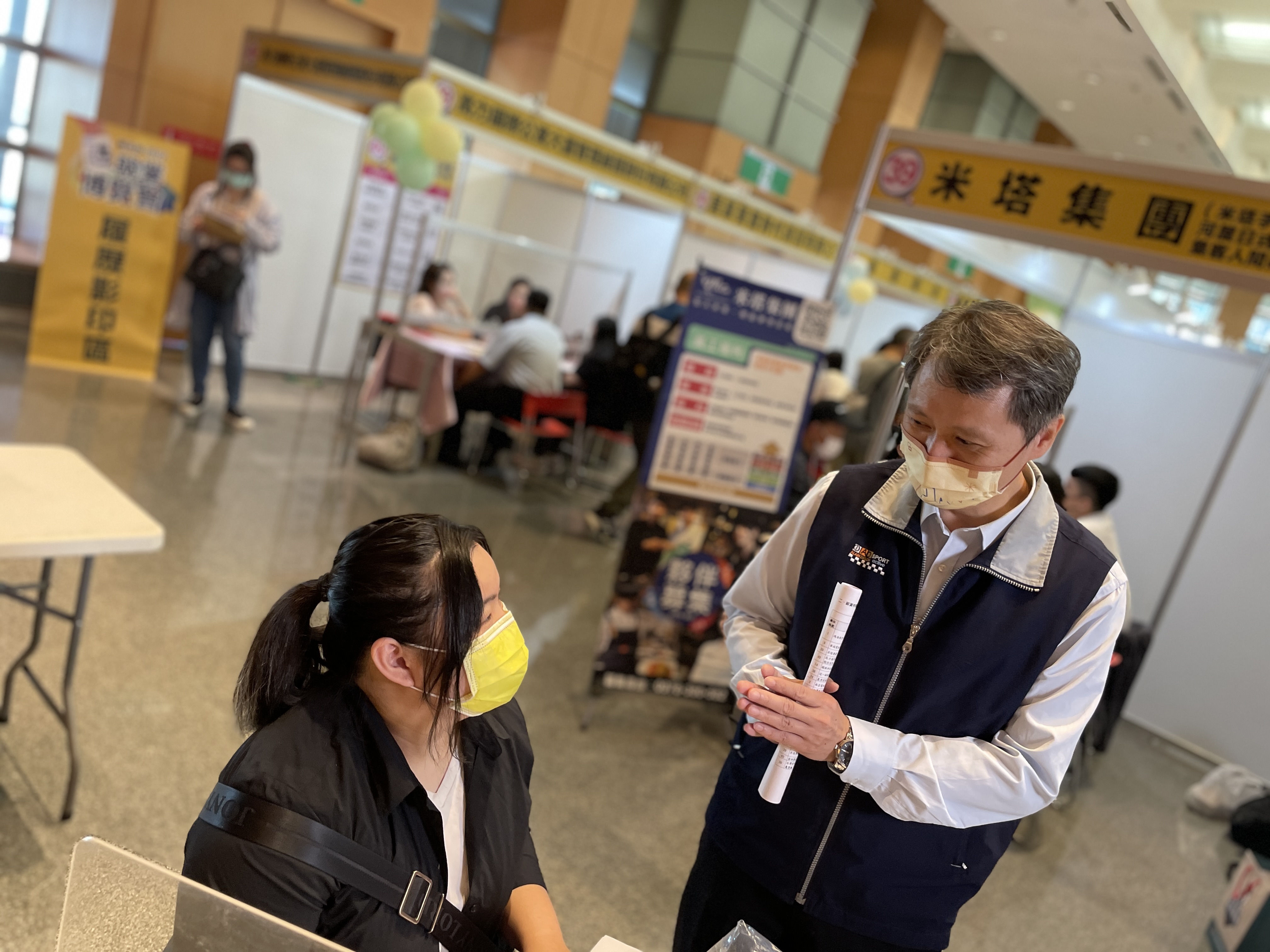 勞工局長陳瑞嘉到現場為求職民眾加油打氣