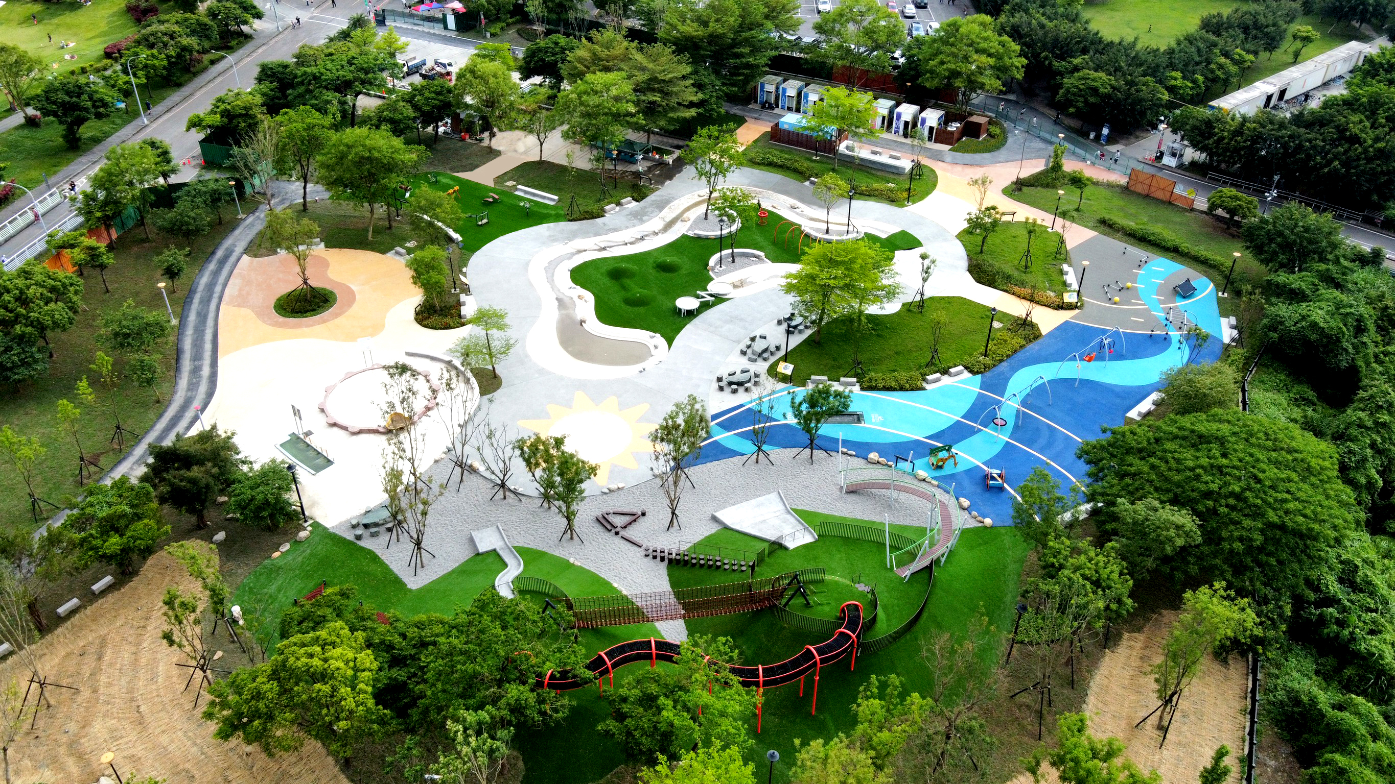 新店溪陽光運動園區加入山丘流水的元素，打造以陽光綠洲為主題的遊戲場