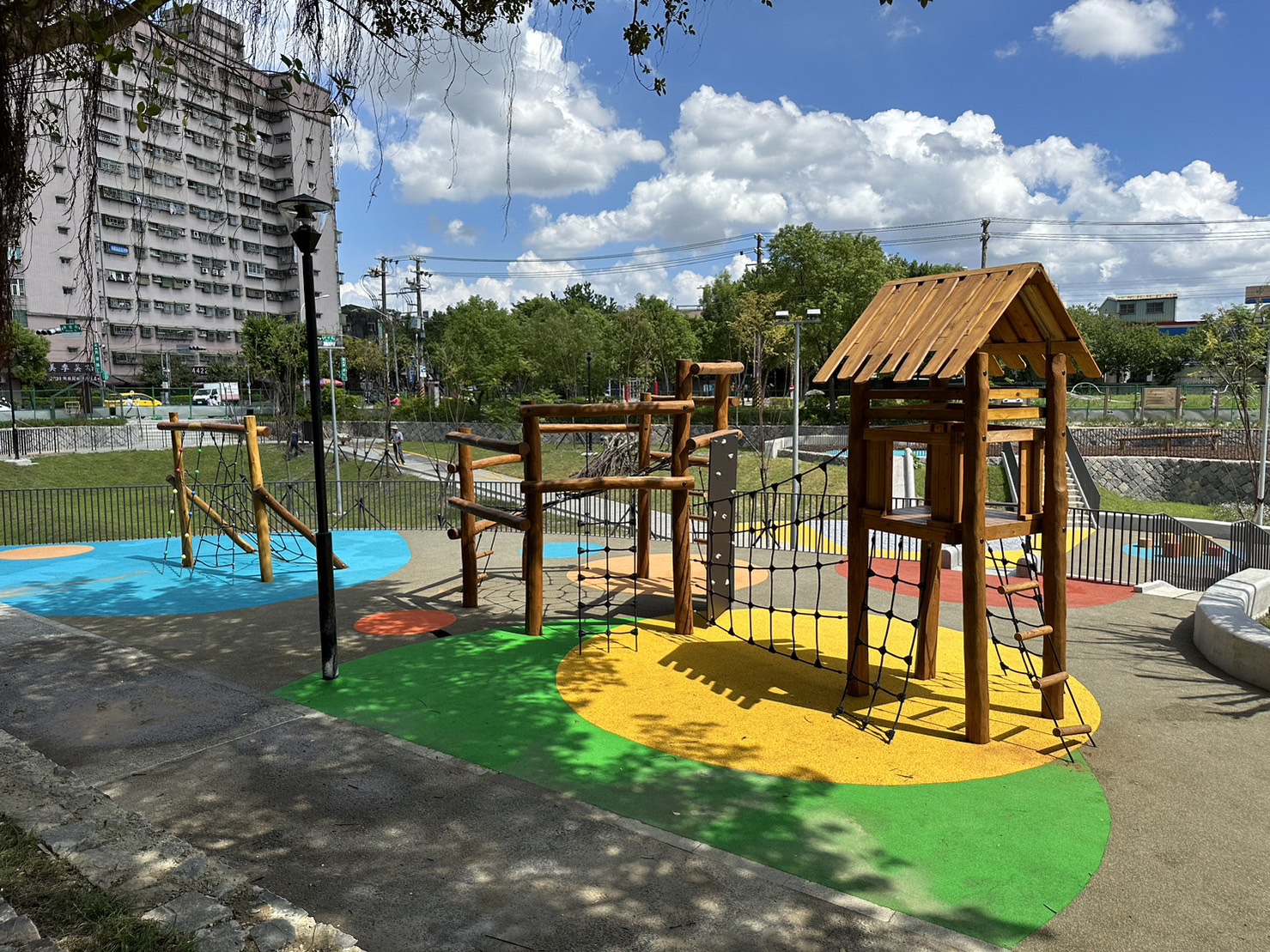 中和區壽德公園滯洪池保留現有公園老樹並兼具12340噸水量滯洪功能