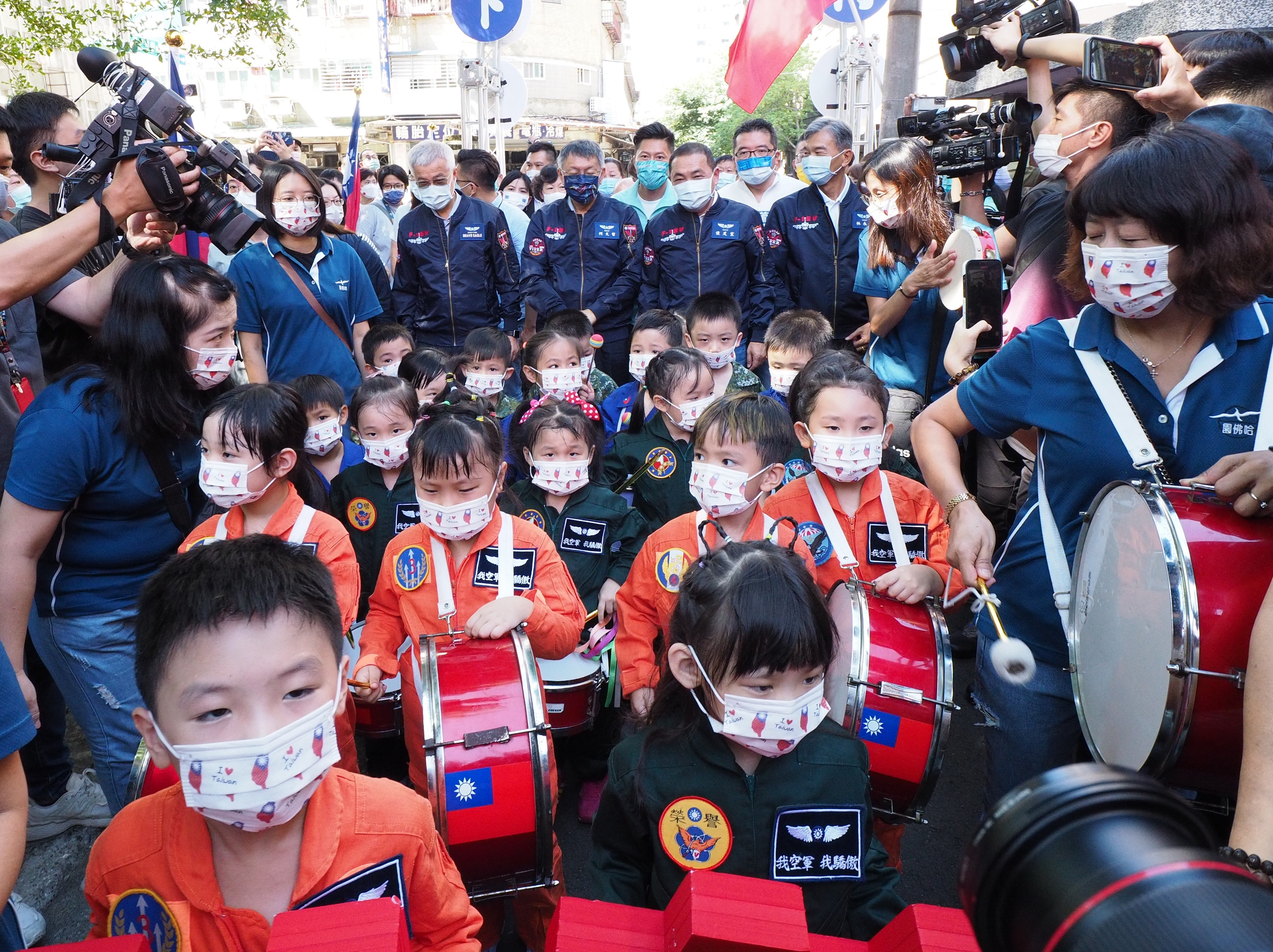 幼兒園小小空軍樂隊與新北市長侯友宜、臺北市長柯文哲、桃園副市長李憲明及基隆副市長林永發一同熱鬧進場